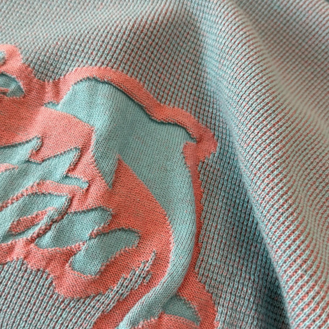 500💰（编号70）⚠️有码换码一次，没码不退不换
25早秋新款
LV 华夫格纹提花鲨鱼图案针织短袖
100%双纱长绒棉定织面料
撞色纱线表面附着渐变式色彩光泽
镶嵌式提花Dolphins 标识
撞色条纹罗纹领口 
同色系下摆 袖口完善设计
胸前 LV Dolphins 嵌花标识美式复古霓虹灯牌
华夫格纹针织撞色双纱面料

尺码：S-XL （早秋款 男女同款）
