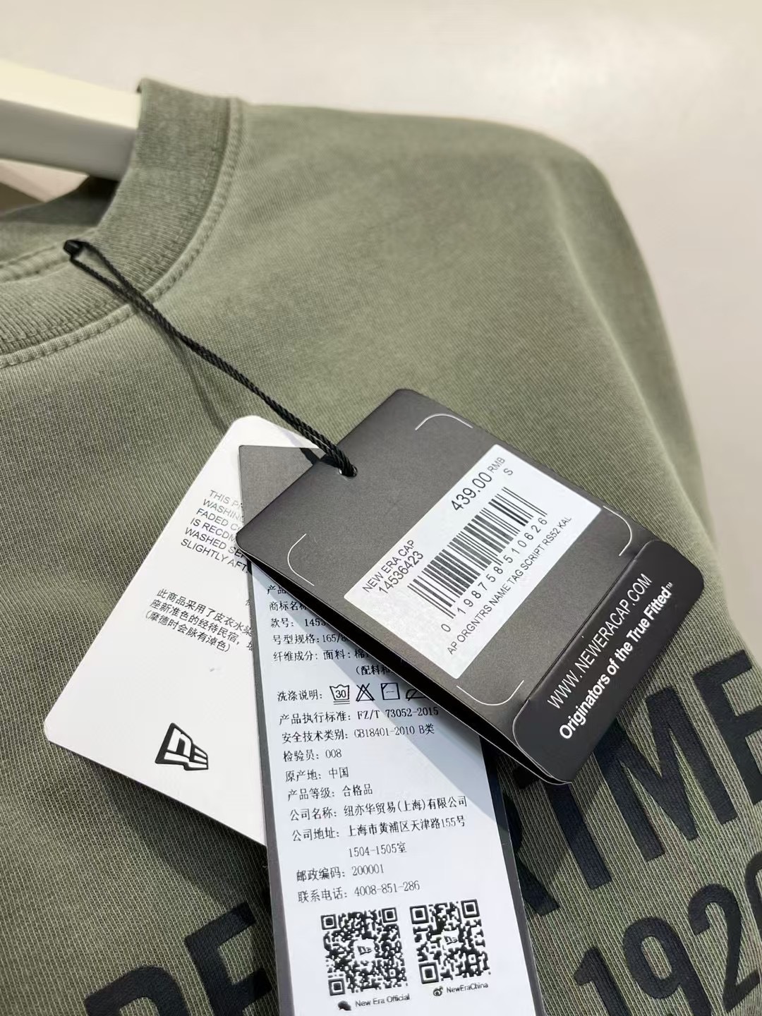 125💰（编号021）
顺丰包邮 国内代工厂订单剩余
正品25最新款New Era纽亦华男女款水洗做旧T恤～ 官网在售320 标牌齐全 自留款 可直接送人！

面料采用100%重磅纯棉面料 手感亲肤舒适 经过成衣染色水洗工艺处理，营造独特色彩做旧质感，袖口处logo重工刺绣工艺，非常有质感，胸前精美字母印花设计 非常时髦百搭，宽松裁剪版型设计 遮肉显瘦，非常显气质，男女生女皆可轻松驾驭～  日常休息出街还是通勤办公皆可穿，超级百搭 随便一穿都很显高级感～ 

亲测面料上身超级舒服～ 亲肤柔软 非常有质感，超级百搭 又酷又飒，搭配短裤 短裙 休闲裤 非常显气质～ 不啰嗦 自留款 喜欢的抓紧囤起来吧！

尺码推荐上身宽松效果，具体参考衣长下单，胸围非常够用，喜欢宽松效果卡码可拍大！