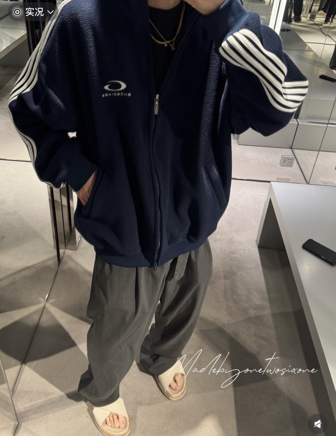 365💰（编号101）
Balenciaga秀款字母绣花摇粒绒外套