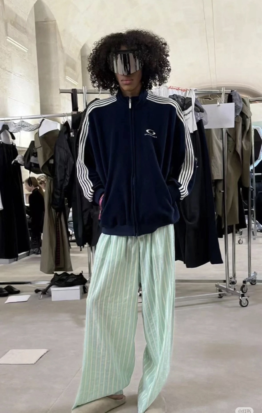 365💰（编号101）
Balenciaga秀款字母绣花摇粒绒外套