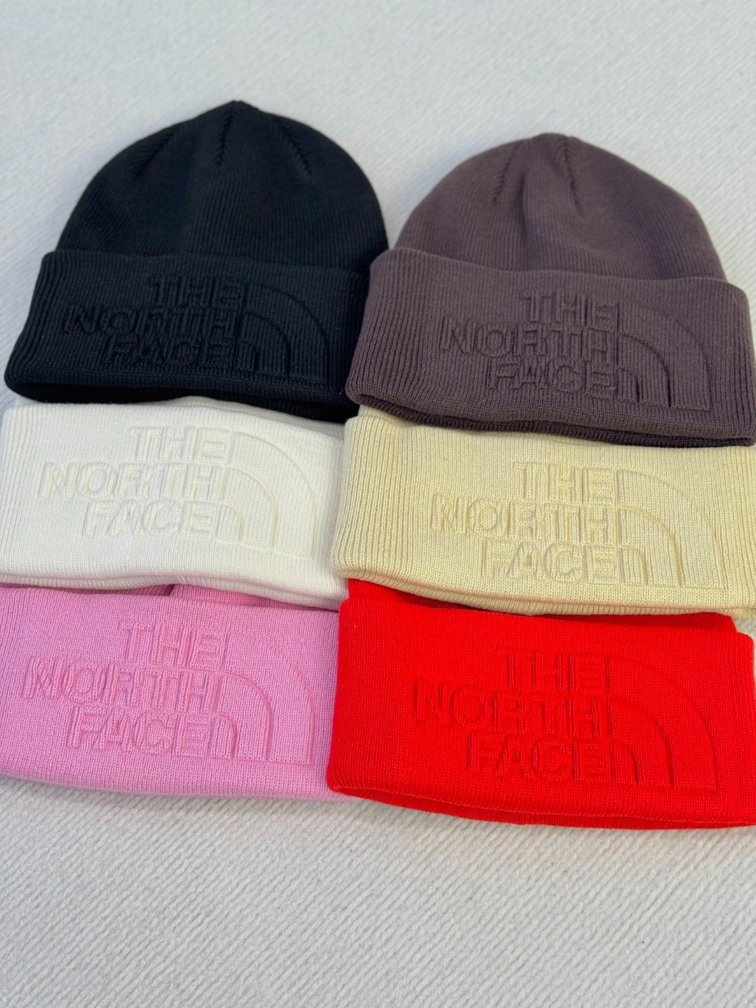 正品保真，原厂出货！无标牌！
李钧锐同款北面tnfURBAN保暖针织冷帽毛线帽针织帽 压花冷帽
官网同步在售！398💰新款

双层针织结构实物非常厚实保暖；宽翻边帽檐贴合头部 修饰脸型；立体压花的品牌logo标识，简约大气有格调；

日常户外运动皆可

颜色 黑色 白色 粉色 红色 深咖啡色  浅咖色