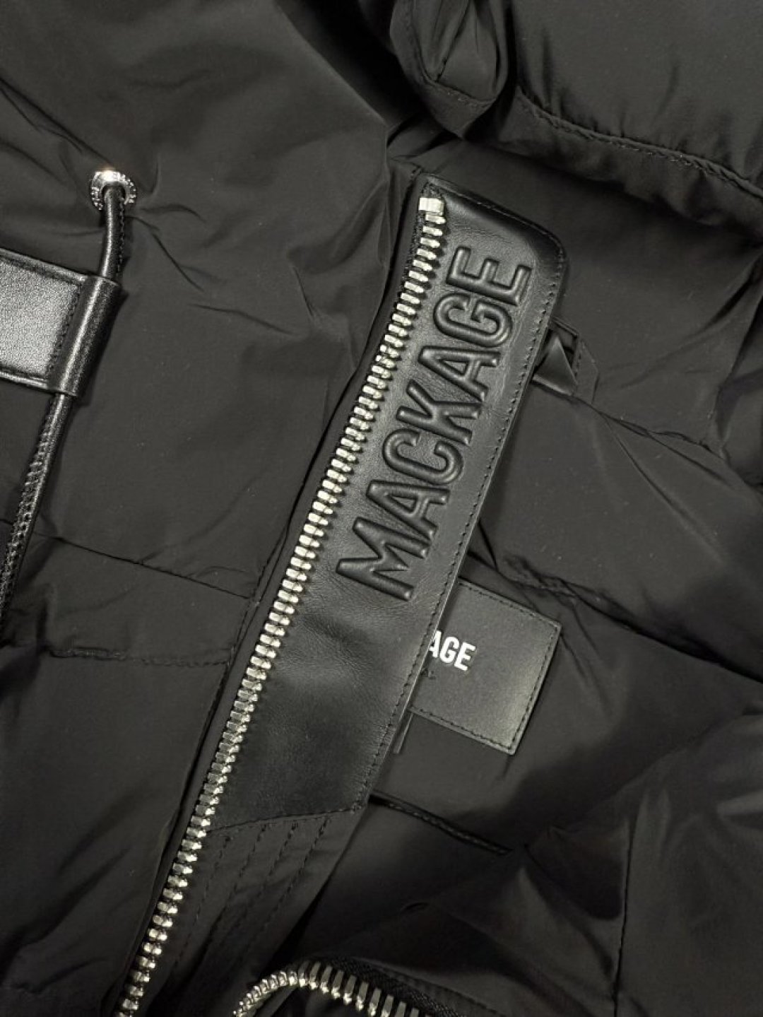 1280💰特价🉐（编号07）
25年冬 mkg纯正 男士 真皮拼接装饰 连帽 中厚款羽绒服
纯正品，全身黑色皮质部分都真皮拼接的，很上档次，特别门禁处字母真皮，身份的象征，属于中厚款，不是很薄，基本全能，质感很强，必定专柜接近万元的东西
145斤左右，一般40码差不对
38 肩宽47 胸围110 衣长67
40 肩宽48 胸围114 衣长68
42 肩宽49 胸围120 衣长69
44 肩宽50 胸围124 衣长70
46 肩宽52 胸围130 衣长71