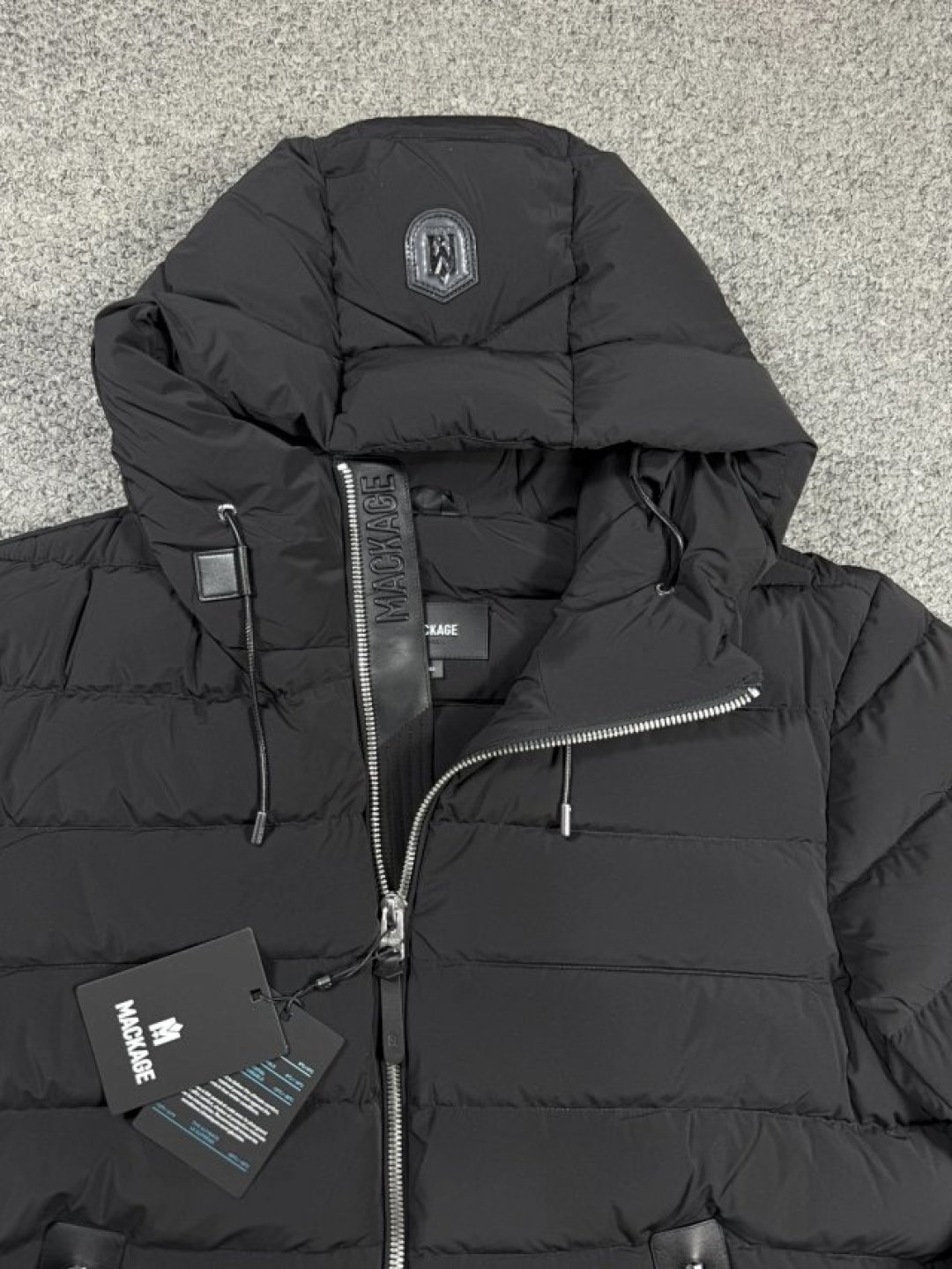 1280💰特价🉐（编号07）
25年冬 mkg纯正 男士 真皮拼接装饰 连帽 中厚款羽绒服
纯正品，全身黑色皮质部分都真皮拼接的，很上档次，特别门禁处字母真皮，身份的象征，属于中厚款，不是很薄，基本全能，质感很强，必定专柜接近万元的东西
145斤左右，一般40码差不对
38 肩宽47 胸围110 衣长67
40 肩宽48 胸围114 衣长68
42 肩宽49 胸围120 衣长69
44 肩宽50 胸围124 衣长70
46 肩宽52 胸围130 衣长71