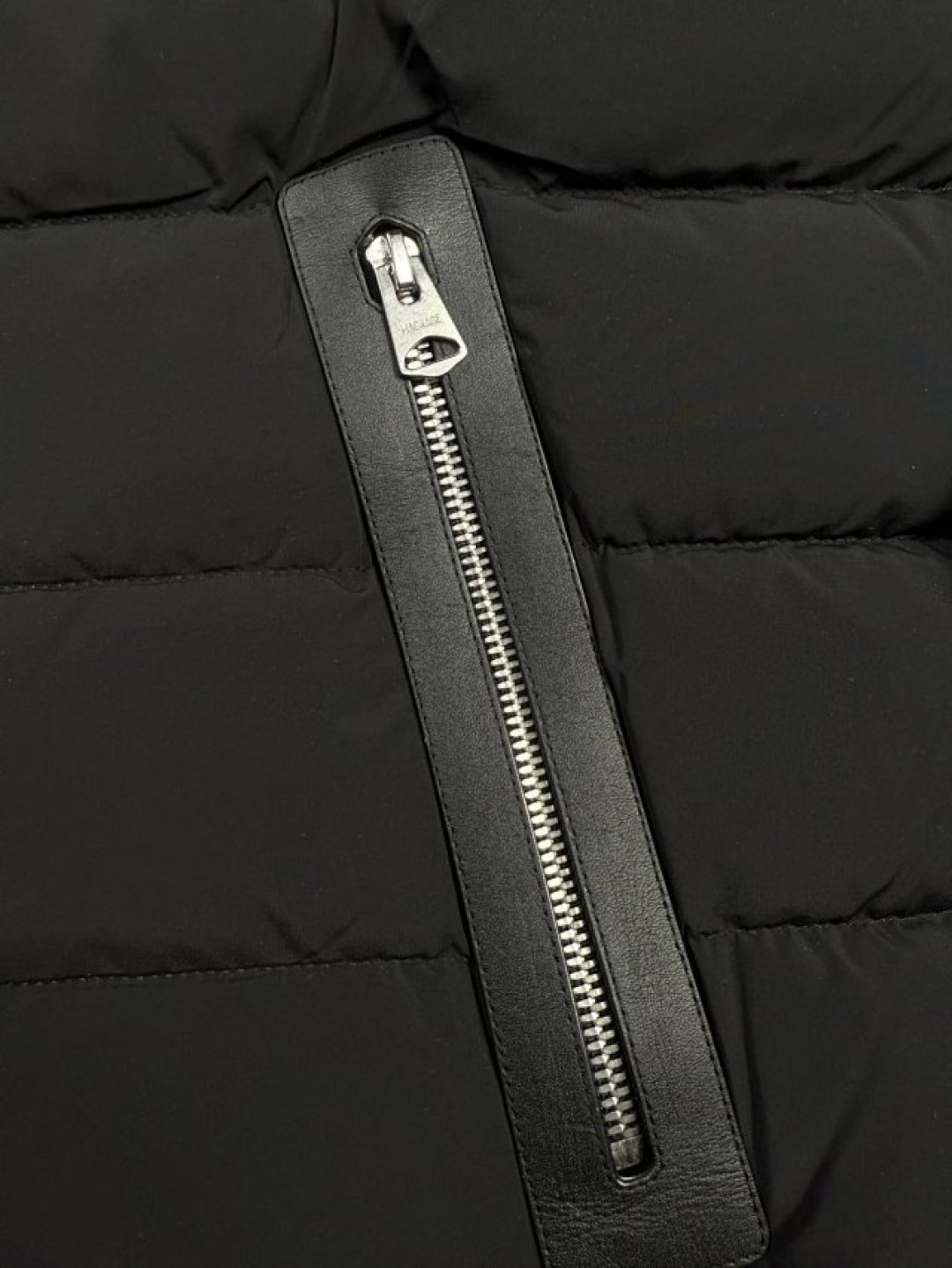 1280💰特价🉐（编号07）
25年冬 mkg纯正 男士 真皮拼接装饰 连帽 中厚款羽绒服
纯正品，全身黑色皮质部分都真皮拼接的，很上档次，特别门禁处字母真皮，身份的象征，属于中厚款，不是很薄，基本全能，质感很强，必定专柜接近万元的东西
145斤左右，一般40码差不对
38 肩宽47 胸围110 衣长67
40 肩宽48 胸围114 衣长68
42 肩宽49 胸围120 衣长69
44 肩宽50 胸围124 衣长70
46 肩宽52 胸围130 衣长71