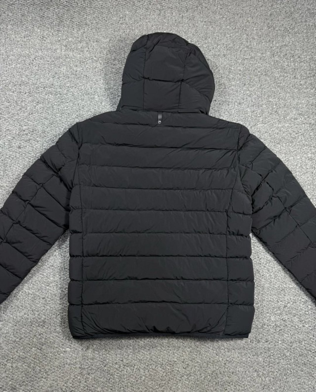 1280💰特价🉐（编号07）
25年冬 mkg纯正 男士 真皮拼接装饰 连帽 中厚款羽绒服
纯正品，全身黑色皮质部分都真皮拼接的，很上档次，特别门禁处字母真皮，身份的象征，属于中厚款，不是很薄，基本全能，质感很强，必定专柜接近万元的东西
145斤左右，一般40码差不对
38 肩宽47 胸围110 衣长67
40 肩宽48 胸围114 衣长68
42 肩宽49 胸围120 衣长69
44 肩宽50 胸围124 衣长70
46 肩宽52 胸围130 衣长71