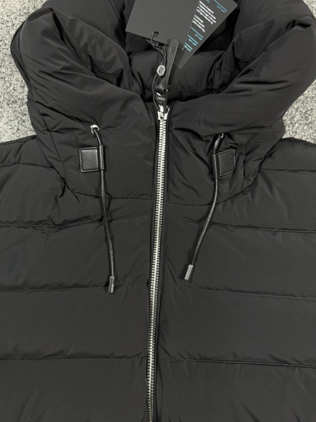 1280💰特价🉐（编号07）
25年冬 mkg纯正 男士 真皮拼接装饰 连帽 中厚款羽绒服
纯正品，全身黑色皮质部分都真皮拼接的，很上档次，特别门禁处字母真皮，身份的象征，属于中厚款，不是很薄，基本全能，质感很强，必定专柜接近万元的东西
145斤左右，一般40码差不对
38 肩宽47 胸围110 衣长67
40 肩宽48 胸围114 衣长68
42 肩宽49 胸围120 衣长69
44 肩宽50 胸围124 衣长70
46 肩宽52 胸围130 衣长71