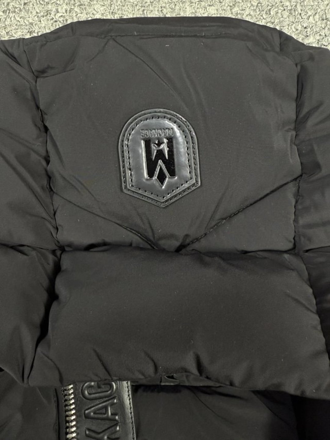 1280💰特价🉐（编号07）
25年冬 mkg纯正 男士 真皮拼接装饰 连帽 中厚款羽绒服
纯正品，全身黑色皮质部分都真皮拼接的，很上档次，特别门禁处字母真皮，身份的象征，属于中厚款，不是很薄，基本全能，质感很强，必定专柜接近万元的东西
145斤左右，一般40码差不对
38 肩宽47 胸围110 衣长67
40 肩宽48 胸围114 衣长68
42 肩宽49 胸围120 衣长69
44 肩宽50 胸围124 衣长70
46 肩宽52 胸围130 衣长71