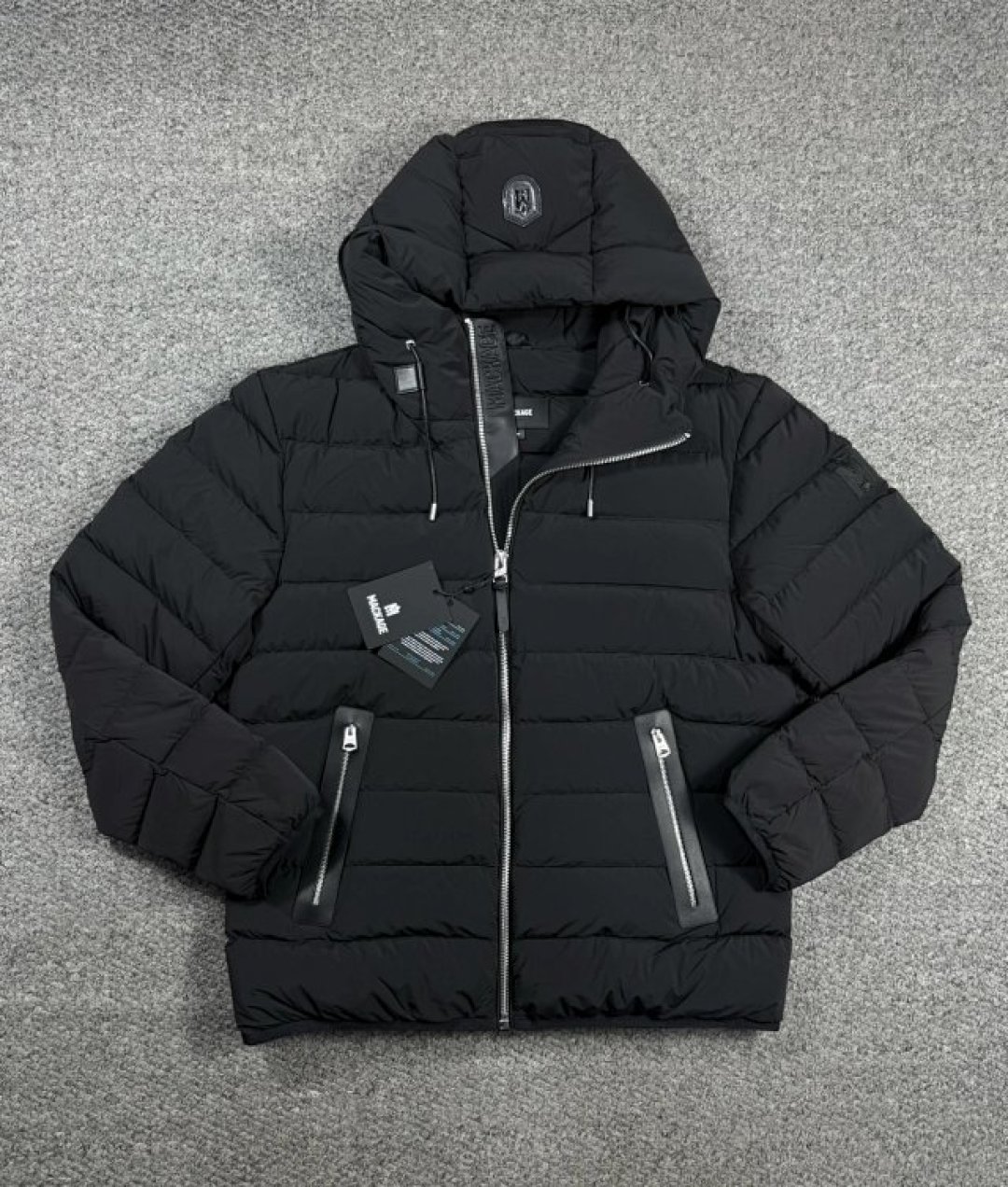 1280💰特价🉐（编号07）
25年冬 mkg纯正 男士 真皮拼接装饰 连帽 中厚款羽绒服
纯正品，全身黑色皮质部分都真皮拼接的，很上档次，特别门禁处字母真皮，身份的象征，属于中厚款，不是很薄，基本全能，质感很强，必定专柜接近万元的东西
145斤左右，一般40码差不对
38 肩宽47 胸围110 衣长67
40 肩宽48 胸围114 衣长68
42 肩宽49 胸围120 衣长69
44 肩宽50 胸围124 衣长70
46 肩宽52 胸围130 衣长71