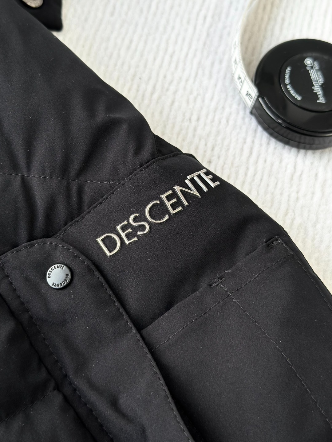 385💰（编号021）
90鹅绒！！！出口韩国柜台订单
正品 golf 系列鹅绒轻薄羽绒服
中长款设计帽子可拆卸 90鹅绒

不挑人  饱满质感 穿着没有厚重感 主打轻盈感~

颜色黑色  绿灰色

尺码95-100-105-110

95肩宽39胸围120衣长72

100肩宽41胸围124衣长74

105肩宽43胸围128衣长76

110肩宽45胸围132衣长78