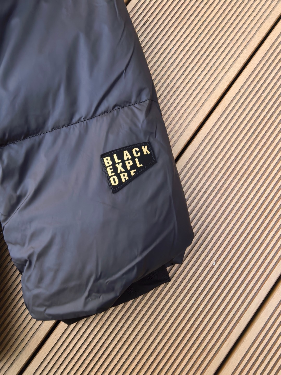 245💰(编号02的)
波司登代工!正品adidas 国标80绒 白鸭绒 男女同款ad中长款黑金羽绒服
80%高含量绒子填充搭配600+蓬松度,将暖意牢牢锁在衣身,即便零下20度的北方寒冬,也能凭一件抵御严寒,堪称行走的"移动暖炉"。更难得的是轻盈无负担,摒弃传统羽绒服的笨重感,抬手转身间尽是自在。防风立领护住脖颈,弹性收口阻隔冷风倒灌,拉链口袋兼具实用与安全,每处细节都藏着贴心考量。
宽松版型对身材包容度十足,搭配运动裤是街头潮
酷范儿,配牛仔裤显休闲随性,甚至与西装裤混
搭也能平衡正式与松弛感。更以部分再生面料
打造,在守护温暖的同时践行环保理念,让每
一次穿着都多一份安心。
这个冬天,无需在温度与风度间妥协,穿
上它,于寒风中保持优雅从容,让每一步
都自带气场。
m胸围106 衣长69 推荐105到120
L胸围110 衣长71推荐120到140
XL胸围115 衣长73 推荐140到160斤
xxl胸围120 衣长75 推荐160到180斤