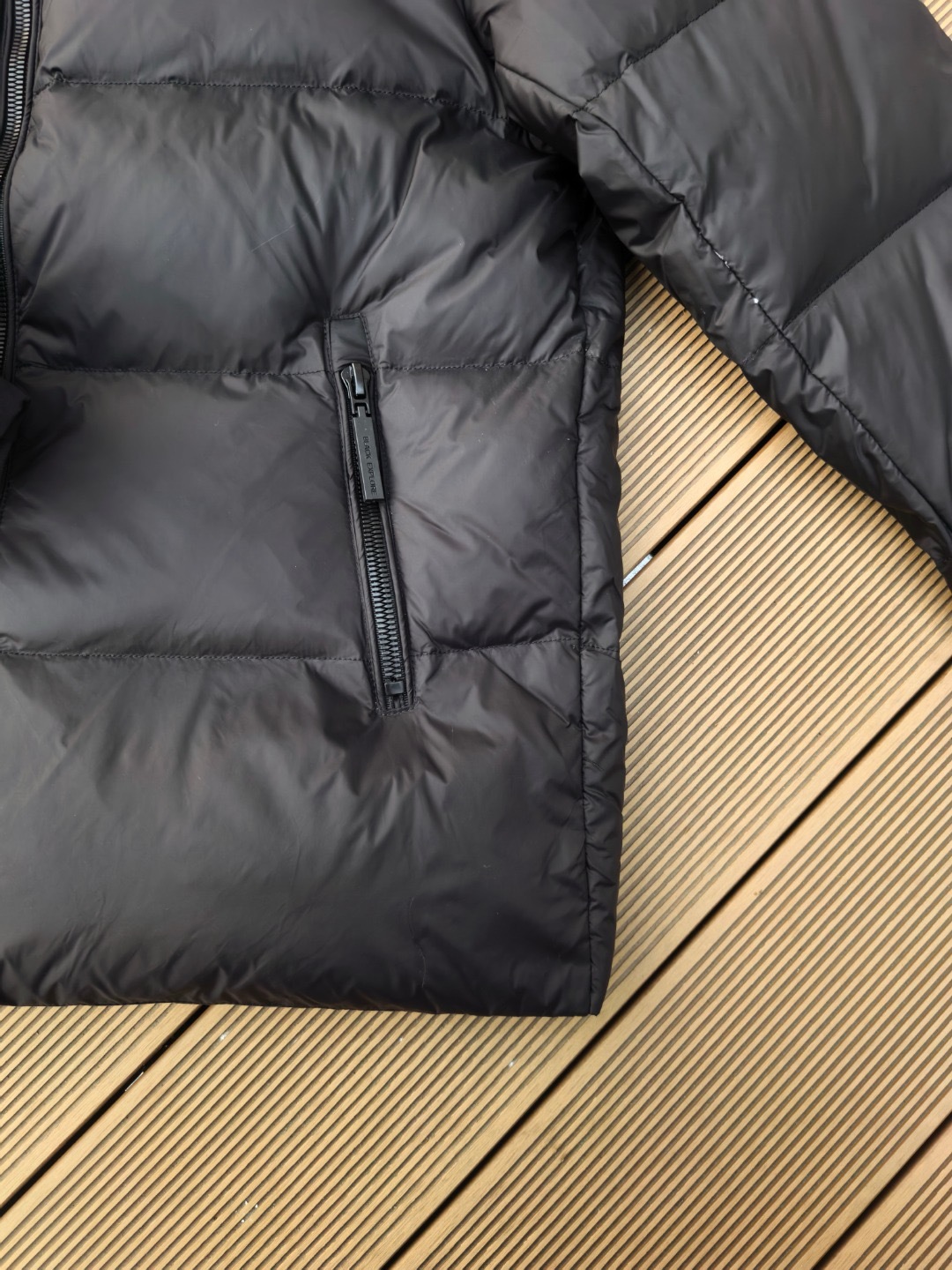 245💰(编号02的)
波司登代工!正品adidas 国标80绒 白鸭绒 男女同款ad中长款黑金羽绒服
80%高含量绒子填充搭配600+蓬松度,将暖意牢牢锁在衣身,即便零下20度的北方寒冬,也能凭一件抵御严寒,堪称行走的"移动暖炉"。更难得的是轻盈无负担,摒弃传统羽绒服的笨重感,抬手转身间尽是自在。防风立领护住脖颈,弹性收口阻隔冷风倒灌,拉链口袋兼具实用与安全,每处细节都藏着贴心考量。
宽松版型对身材包容度十足,搭配运动裤是街头潮
酷范儿,配牛仔裤显休闲随性,甚至与西装裤混
搭也能平衡正式与松弛感。更以部分再生面料
打造,在守护温暖的同时践行环保理念,让每
一次穿着都多一份安心。
这个冬天,无需在温度与风度间妥协,穿
上它,于寒风中保持优雅从容,让每一步
都自带气场。
m胸围106 衣长69 推荐105到120
L胸围110 衣长71推荐120到140
XL胸围115 衣长73 推荐140到160斤
xxl胸围120 衣长75 推荐160到180斤