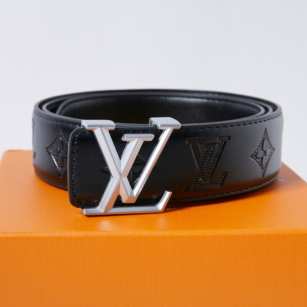 139💰
四款男士皮带腰带
配全套专柜包装➕手提袋，质感无敌，搭配进口的黑花PVC原版面料，耐磨耐操，经典中的经典，完全不会出错的一款，全套包装，送人自留都是高端大气上档次！
宽度：4cm
长度：120cm