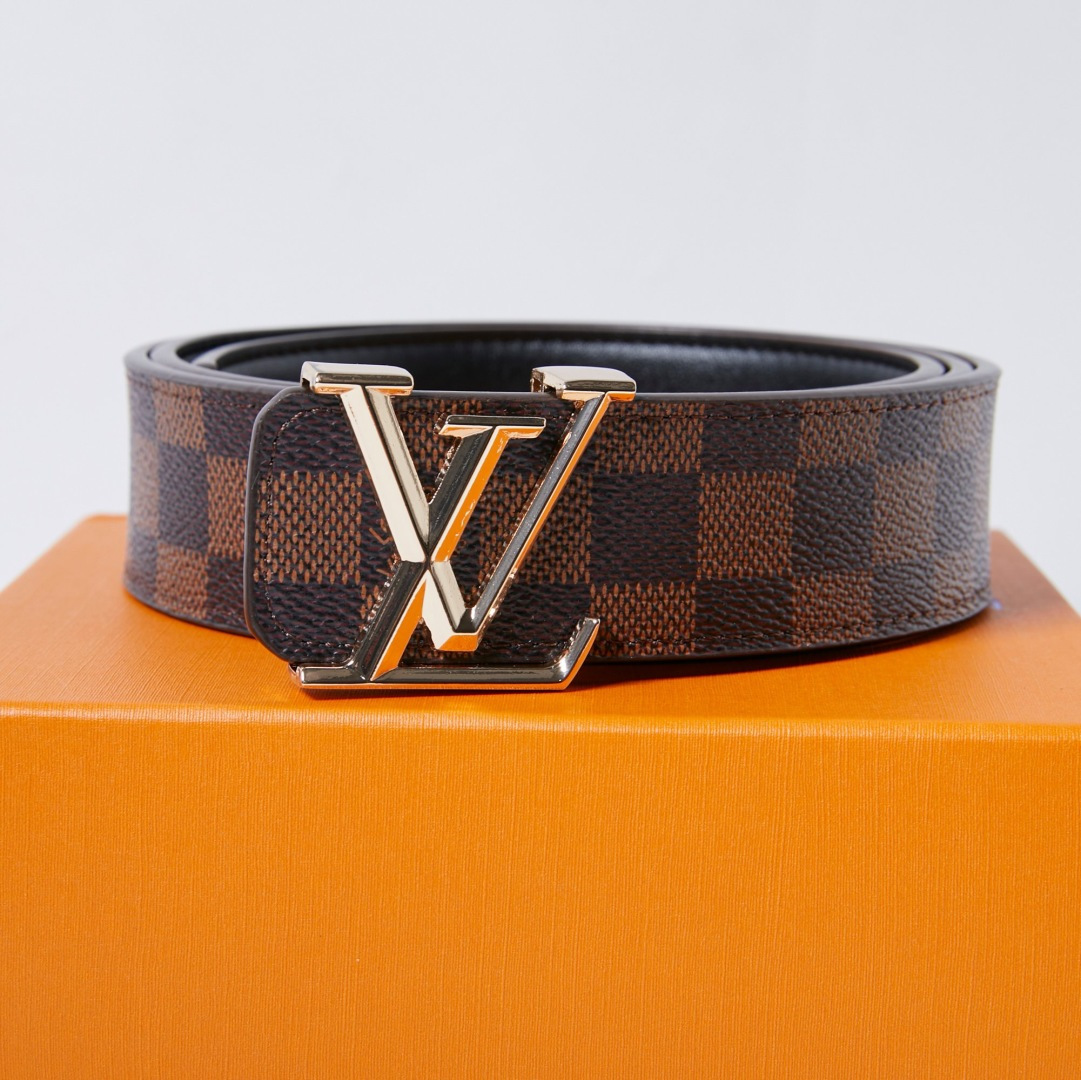 139💰
四款男士皮带腰带
配全套专柜包装➕手提袋，质感无敌，搭配进口的黑花PVC原版面料，耐磨耐操，经典中的经典，完全不会出错的一款，全套包装，送人自留都是高端大气上档次！
宽度：4cm
长度：120cm