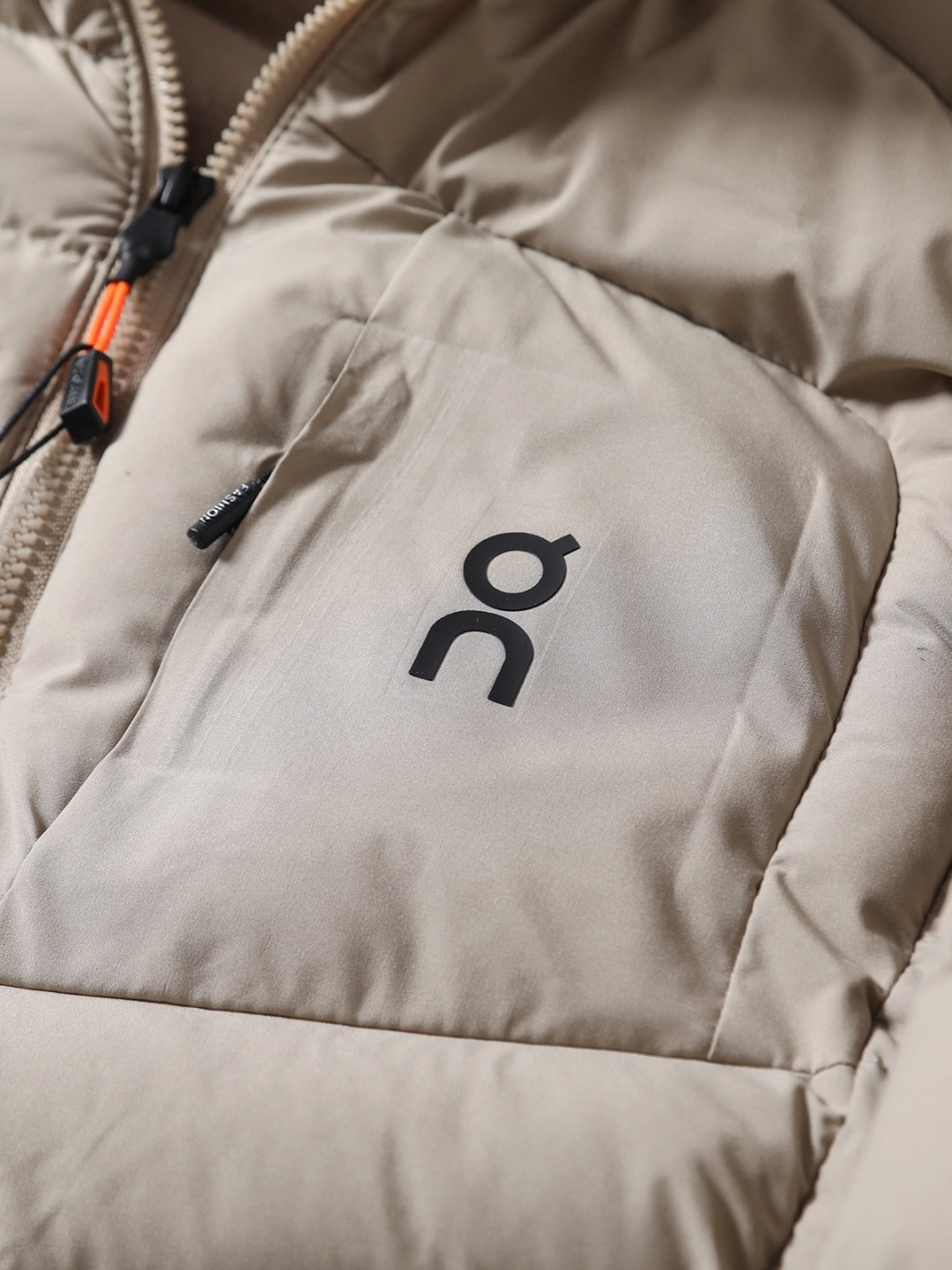 249💰（编号0031）
昂跑轻量排骨户外防风防水休闲棉服
把“轻暖自由”焊在身上！排骨式分区填充设计，告别臃肿结块，上身轻盈如第二层皮肤，徒步、骑行、城市漫游都灵活无束缚。外层防泼水科技，应对突发小雨或晨露不慌张，内里蓬松棉芯聚热锁温，10-15℃温差轻松hold住。修身剪裁不压身，搭配立领/连帽双款可选，兼顾户外防护与日常利落感，是不想被厚重拖累的轻户外爱好者首选！
颜色：黑色  藏青  卡其  灰色
尺码：L-4XL