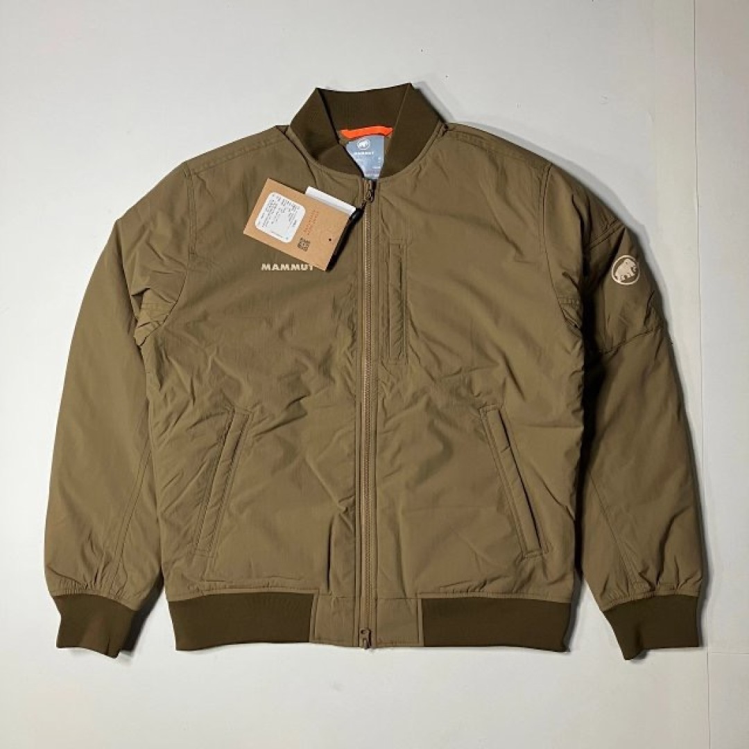 470💰（编号37）
MAMMUT猛犸象Floeberg男士保暖飞行员鹅绒羽绒服 

黑色 S M 沙漠色S M XL XXL

鹅绒加持，降温了，也要穿出帅气，质感超赞，飞行夹克灵感，非常出片！

飞行羽绒夹克，百搭，酷帅，颜色耐看，惊艳，

悠闲都市风格，充裕的保暖能力

填充 RDS 认证鹅绒，bluesign 认证标准舒适弹力衣领、下摆和袖口，3口袋飞行员夹克，方便存放各类物品