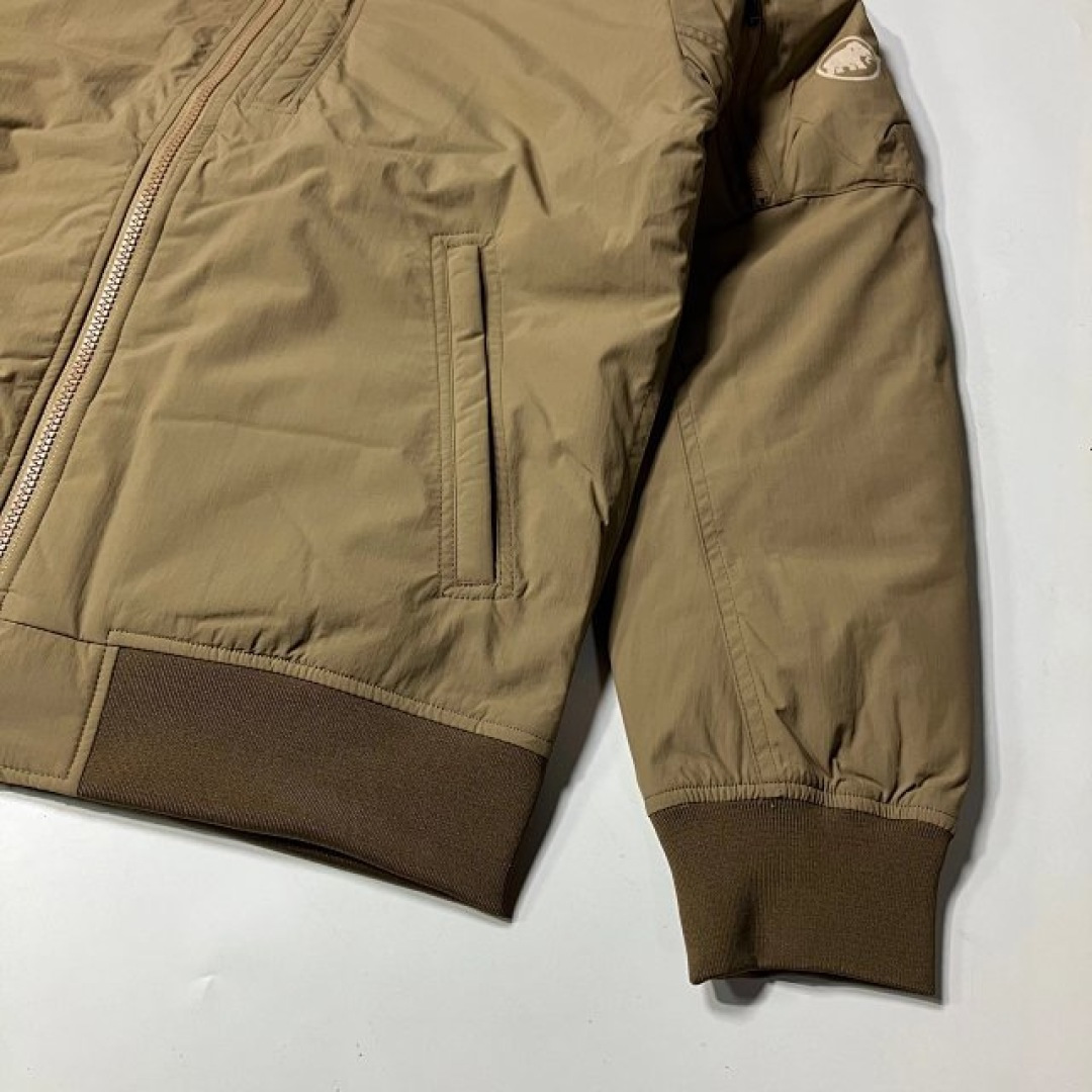 470💰（编号37）
MAMMUT猛犸象Floeberg男士保暖飞行员鹅绒羽绒服 

黑色 S M 沙漠色S M XL XXL

鹅绒加持，降温了，也要穿出帅气，质感超赞，飞行夹克灵感，非常出片！

飞行羽绒夹克，百搭，酷帅，颜色耐看，惊艳，

悠闲都市风格，充裕的保暖能力

填充 RDS 认证鹅绒，bluesign 认证标准舒适弹力衣领、下摆和袖口，3口袋飞行员夹克，方便存放各类物品