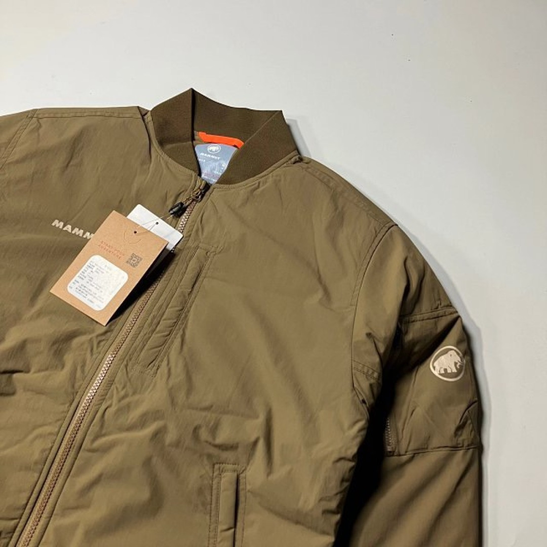 470💰（编号37）
MAMMUT猛犸象Floeberg男士保暖飞行员鹅绒羽绒服 

黑色 S M 沙漠色S M XL XXL

鹅绒加持，降温了，也要穿出帅气，质感超赞，飞行夹克灵感，非常出片！

飞行羽绒夹克，百搭，酷帅，颜色耐看，惊艳，

悠闲都市风格，充裕的保暖能力

填充 RDS 认证鹅绒，bluesign 认证标准舒适弹力衣领、下摆和袖口，3口袋飞行员夹克，方便存放各类物品