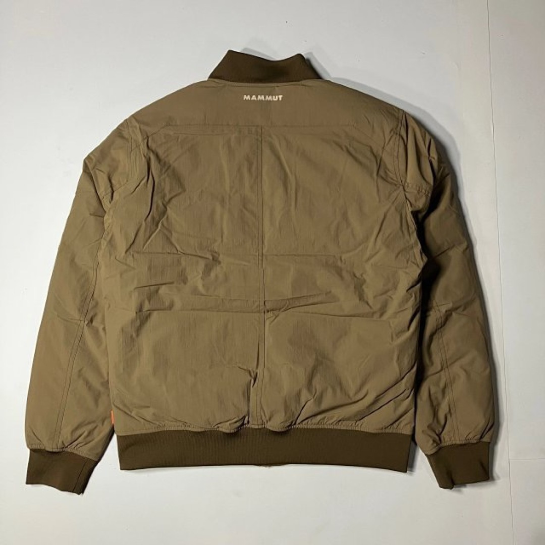 470💰（编号37）
MAMMUT猛犸象Floeberg男士保暖飞行员鹅绒羽绒服 

黑色 S M 沙漠色S M XL XXL

鹅绒加持，降温了，也要穿出帅气，质感超赞，飞行夹克灵感，非常出片！

飞行羽绒夹克，百搭，酷帅，颜色耐看，惊艳，

悠闲都市风格，充裕的保暖能力

填充 RDS 认证鹅绒，bluesign 认证标准舒适弹力衣领、下摆和袖口，3口袋飞行员夹克，方便存放各类物品