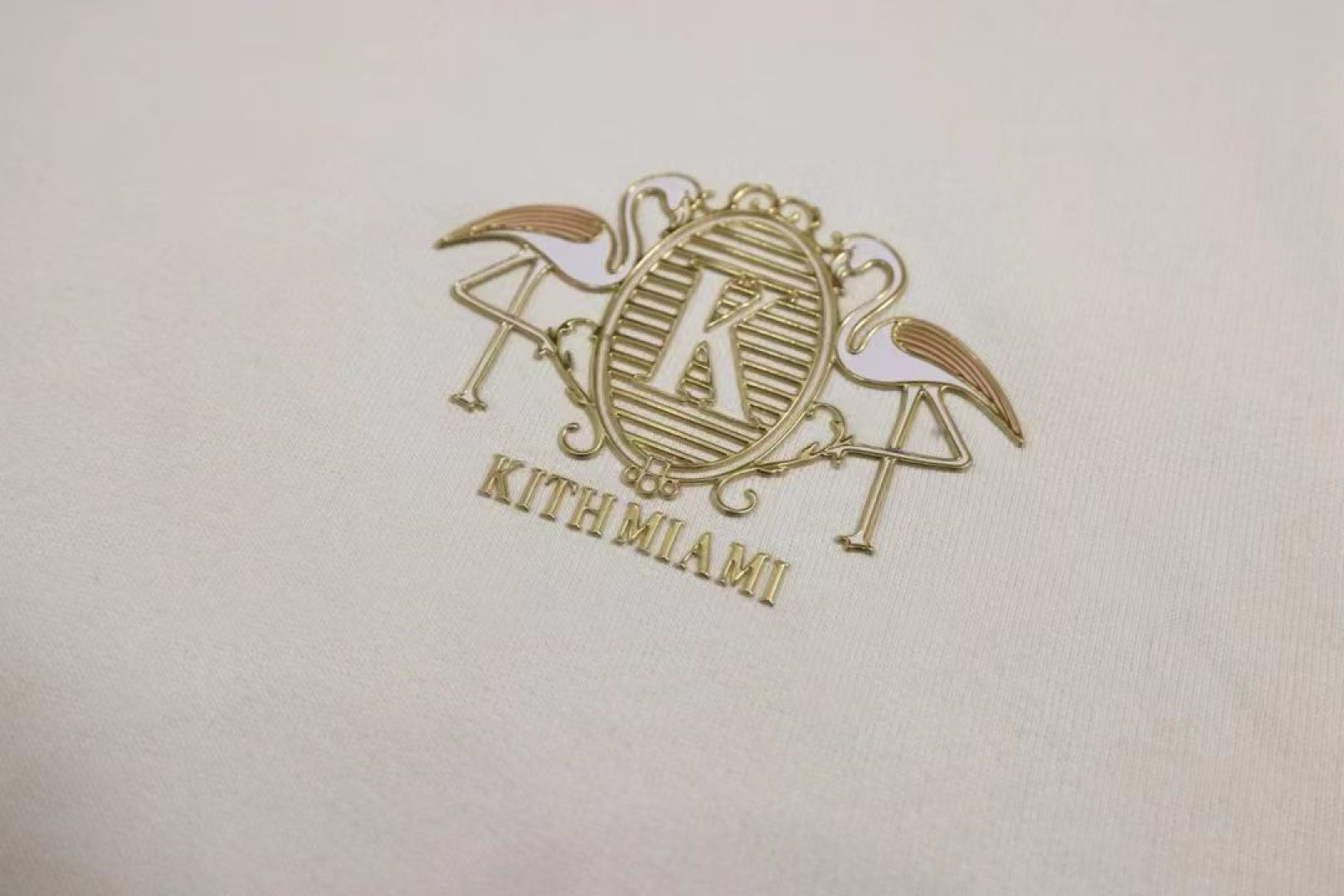 499💰（编号16）
正品随意鉴定
Kith MIAMI 限定连帽衫采用优质 450GSM 棉绒制成，下摆和袖口处有罗纹。它有一个可调节拉绳的风帽，前身有袋鼠口袋，正面有金色徽章  
全品相带吊 
Xs  胸围120    长67
S    胸围124    长67.5
M   胸围128    长68.5
L    胸围136    长71
XI   胸围142    长72
2X  胸围152    长73