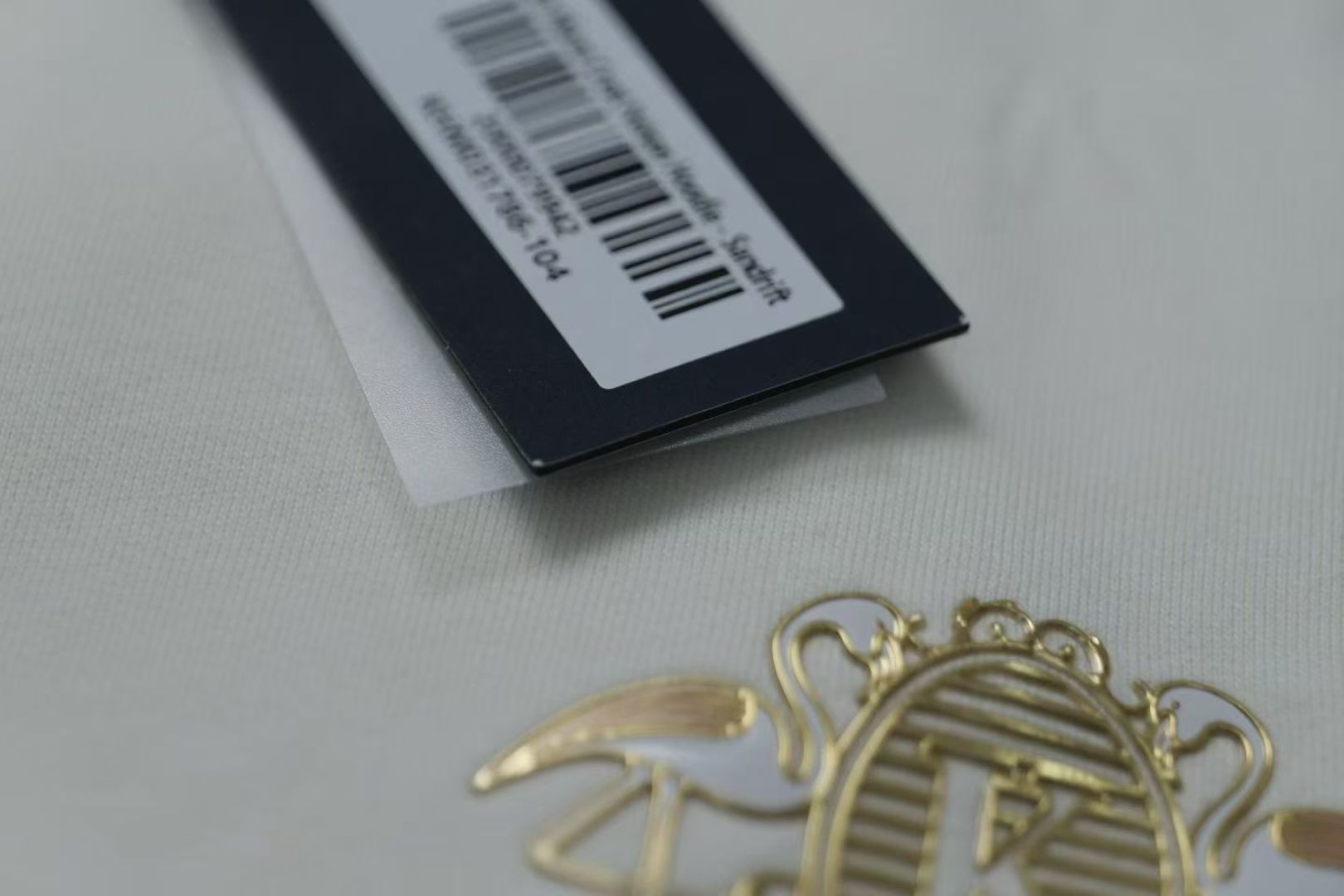 499💰（编号16）
正品随意鉴定
Kith MIAMI 限定连帽衫采用优质 450GSM 棉绒制成，下摆和袖口处有罗纹。它有一个可调节拉绳的风帽，前身有袋鼠口袋，正面有金色徽章  
全品相带吊 
Xs  胸围120    长67
S    胸围124    长67.5
M   胸围128    长68.5
L    胸围136    长71
XI   胸围142    长72
2X  胸围152    长73