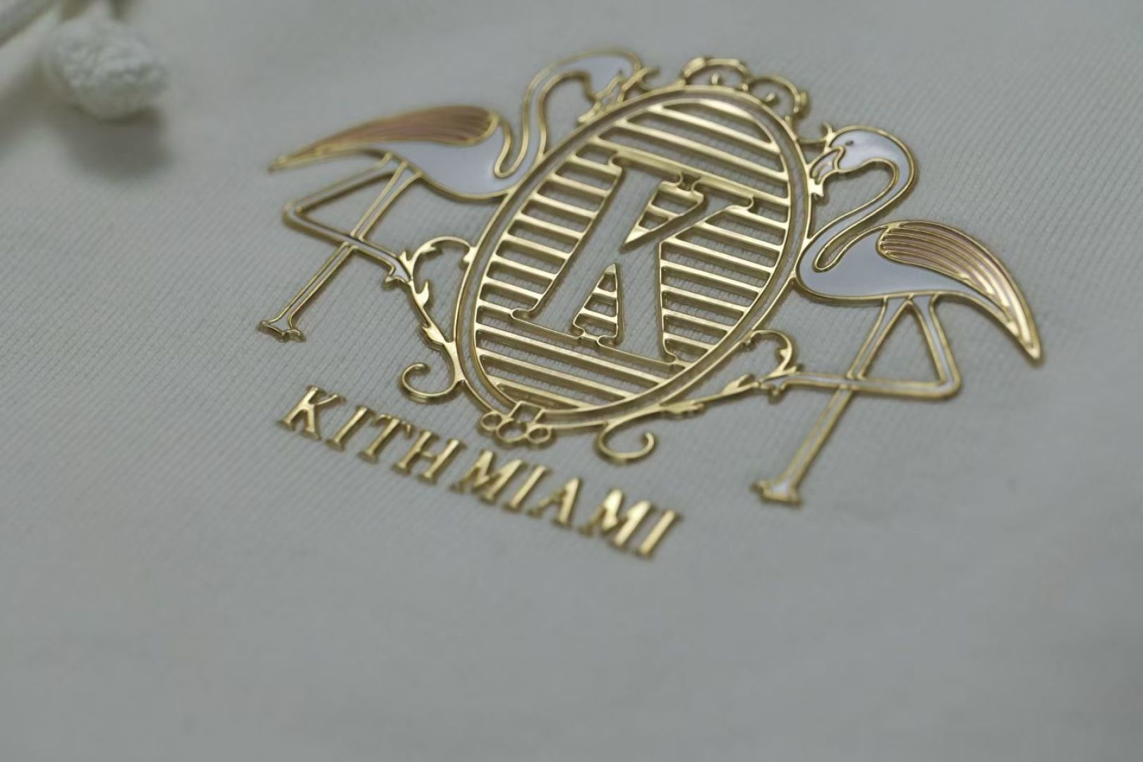 499💰（编号16）
正品随意鉴定
Kith MIAMI 限定连帽衫采用优质 450GSM 棉绒制成，下摆和袖口处有罗纹。它有一个可调节拉绳的风帽，前身有袋鼠口袋，正面有金色徽章  
全品相带吊 
Xs  胸围120    长67
S    胸围124    长67.5
M   胸围128    长68.5
L    胸围136    长71
XI   胸围142    长72
2X  胸围152    长73