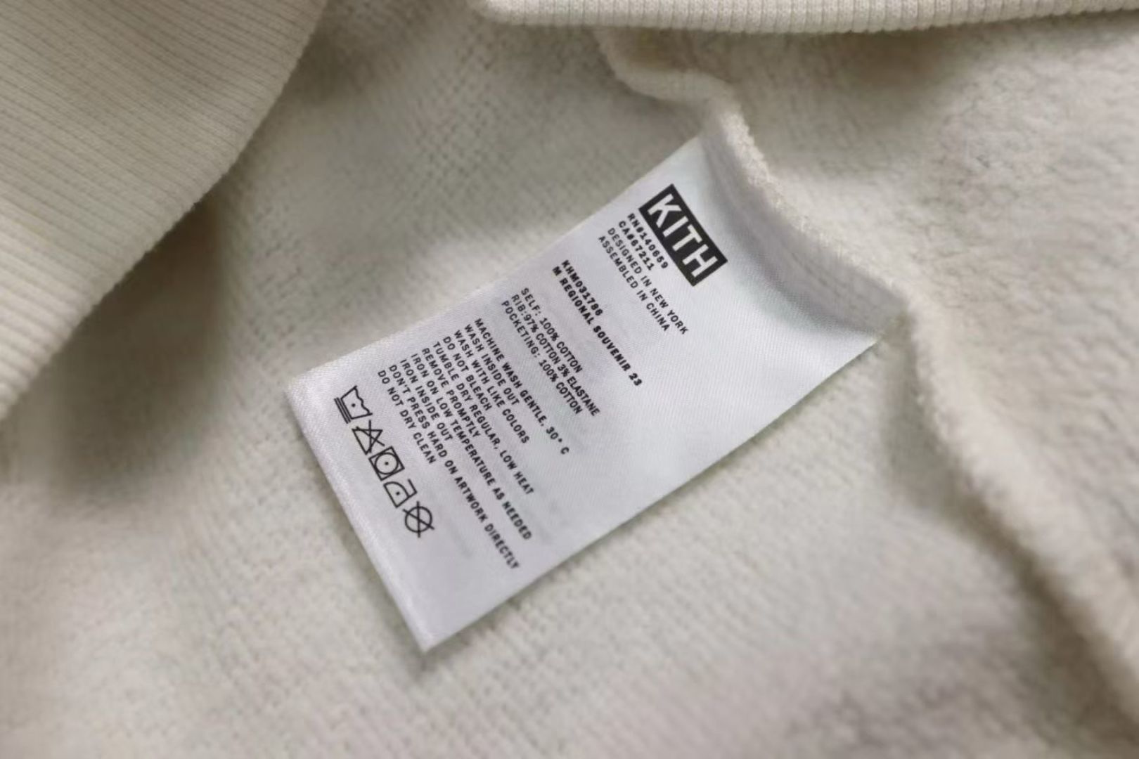 499💰（编号16）
正品随意鉴定
Kith MIAMI 限定连帽衫采用优质 450GSM 棉绒制成，下摆和袖口处有罗纹。它有一个可调节拉绳的风帽，前身有袋鼠口袋，正面有金色徽章  
全品相带吊 
Xs  胸围120    长67
S    胸围124    长67.5
M   胸围128    长68.5
L    胸围136    长71
XI   胸围142    长72
2X  胸围152    长73