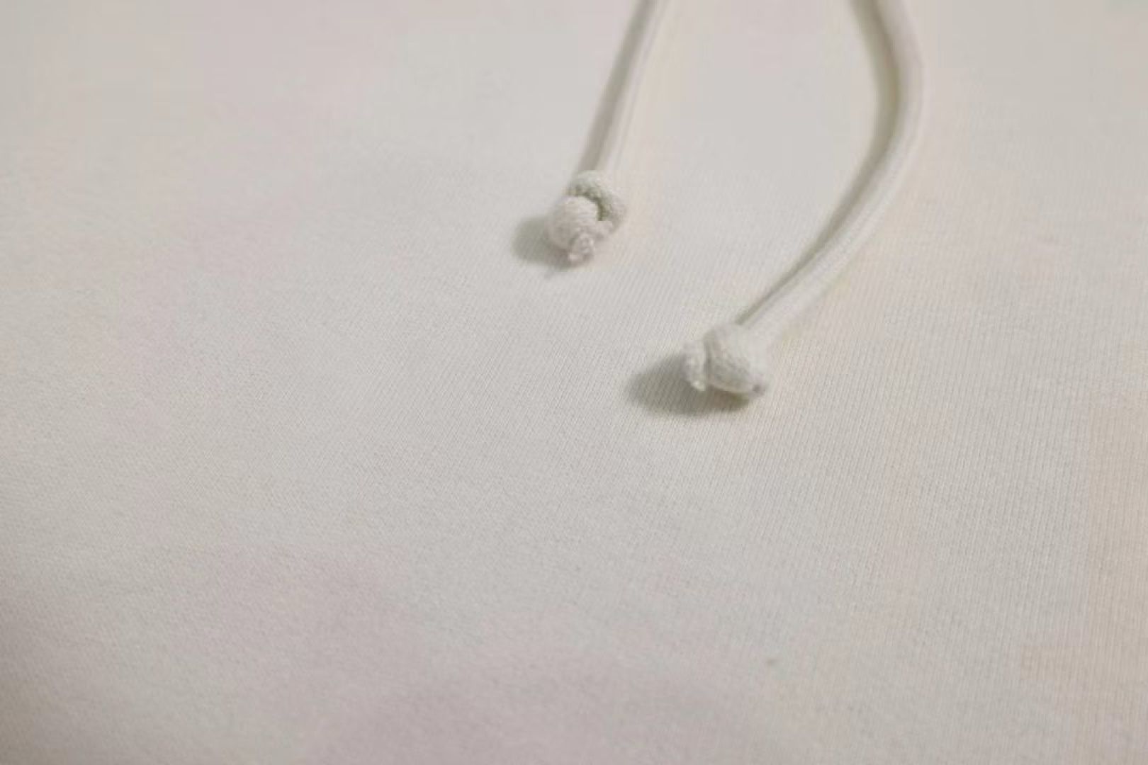 499💰（编号16）
正品随意鉴定
Kith MIAMI 限定连帽衫采用优质 450GSM 棉绒制成，下摆和袖口处有罗纹。它有一个可调节拉绳的风帽，前身有袋鼠口袋，正面有金色徽章  
全品相带吊 
Xs  胸围120    长67
S    胸围124    长67.5
M   胸围128    长68.5
L    胸围136    长71
XI   胸围142    长72
2X  胸围152    长73