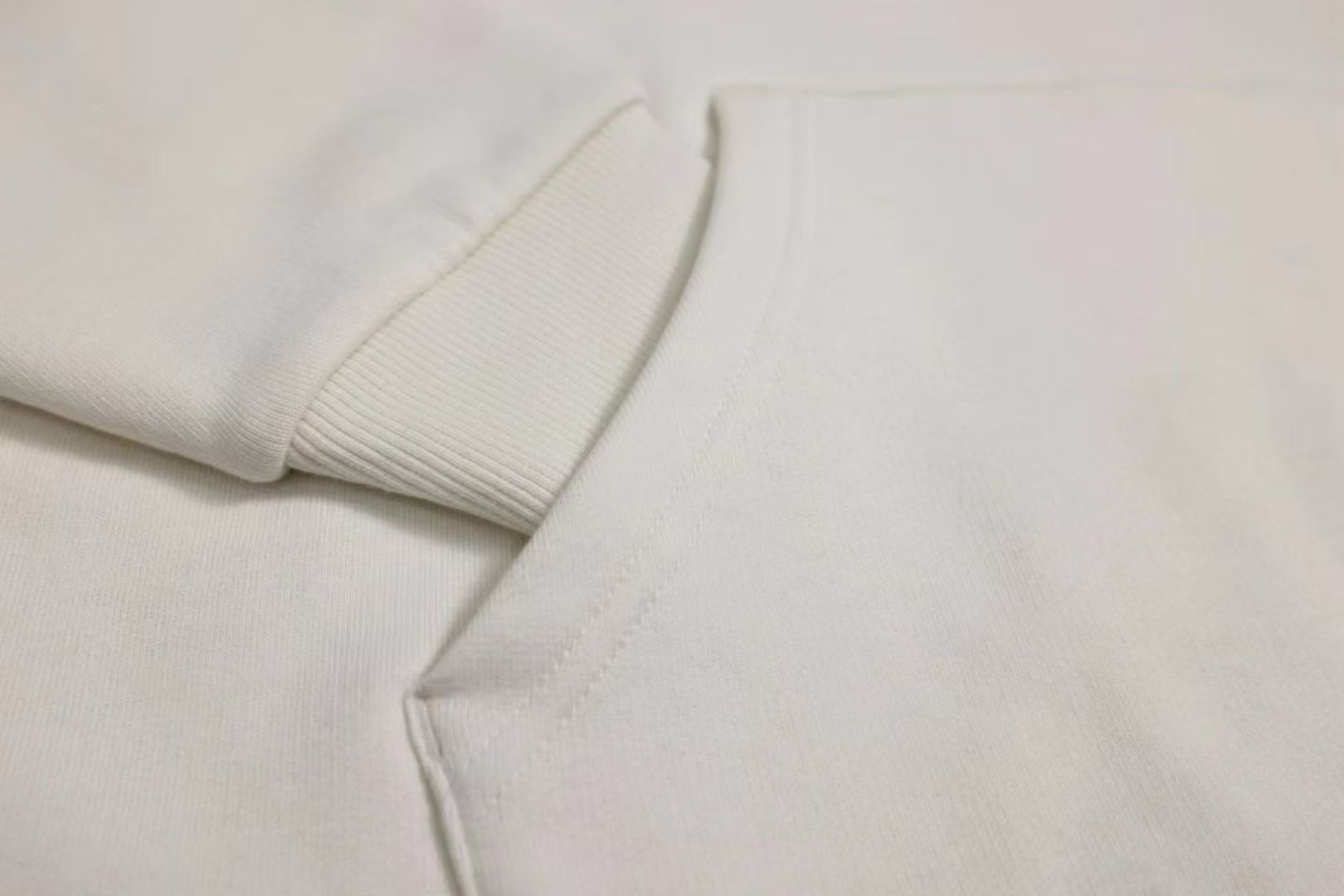 499💰（编号16）
正品随意鉴定
Kith MIAMI 限定连帽衫采用优质 450GSM 棉绒制成，下摆和袖口处有罗纹。它有一个可调节拉绳的风帽，前身有袋鼠口袋，正面有金色徽章  
全品相带吊 
Xs  胸围120    长67
S    胸围124    长67.5
M   胸围128    长68.5
L    胸围136    长71
XI   胸围142    长72
2X  胸围152    长73