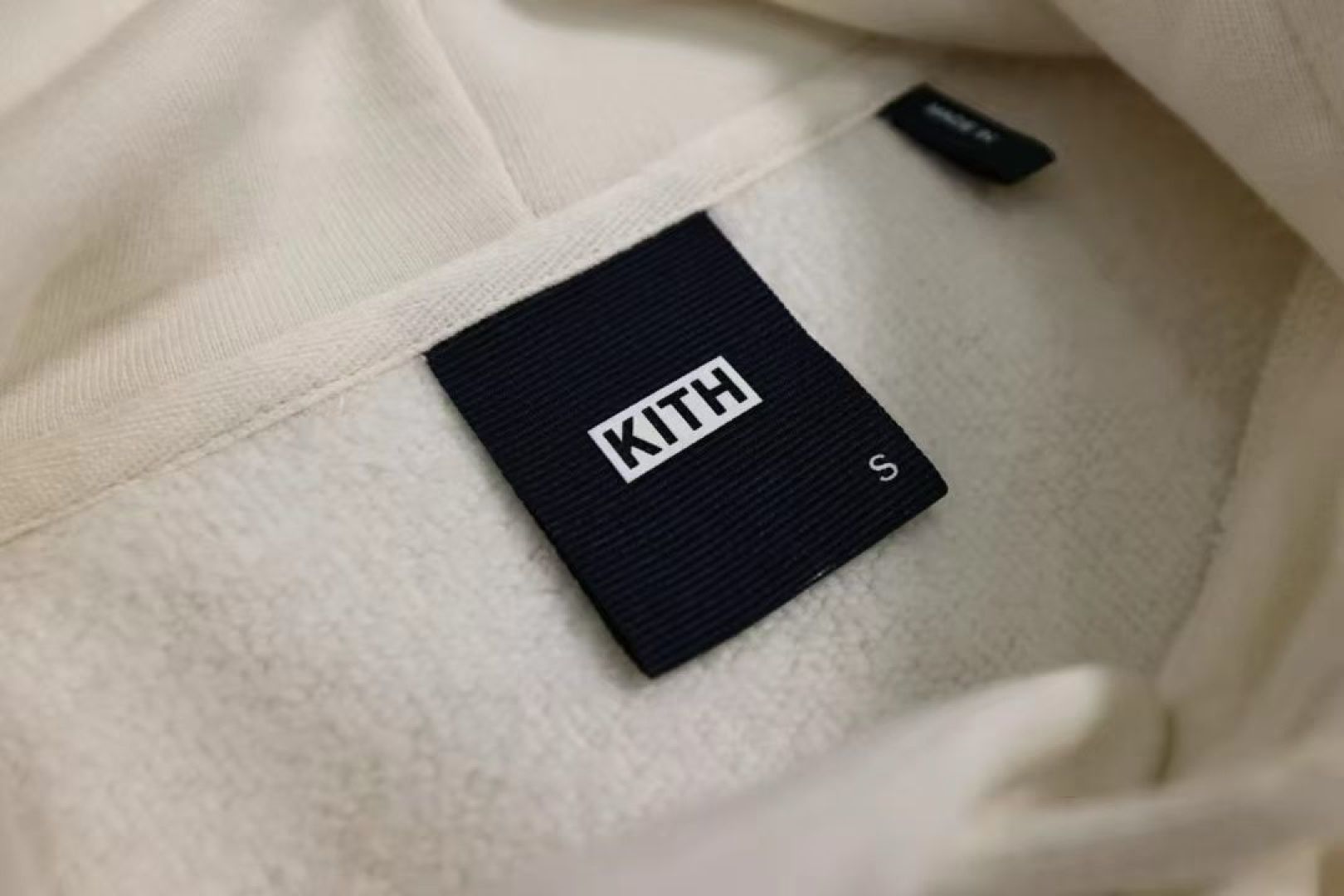 499💰（编号16）
正品随意鉴定
Kith MIAMI 限定连帽衫采用优质 450GSM 棉绒制成，下摆和袖口处有罗纹。它有一个可调节拉绳的风帽，前身有袋鼠口袋，正面有金色徽章  
全品相带吊 
Xs  胸围120    长67
S    胸围124    长67.5
M   胸围128    长68.5
L    胸围136    长71
XI   胸围142    长72
2X  胸围152    长73