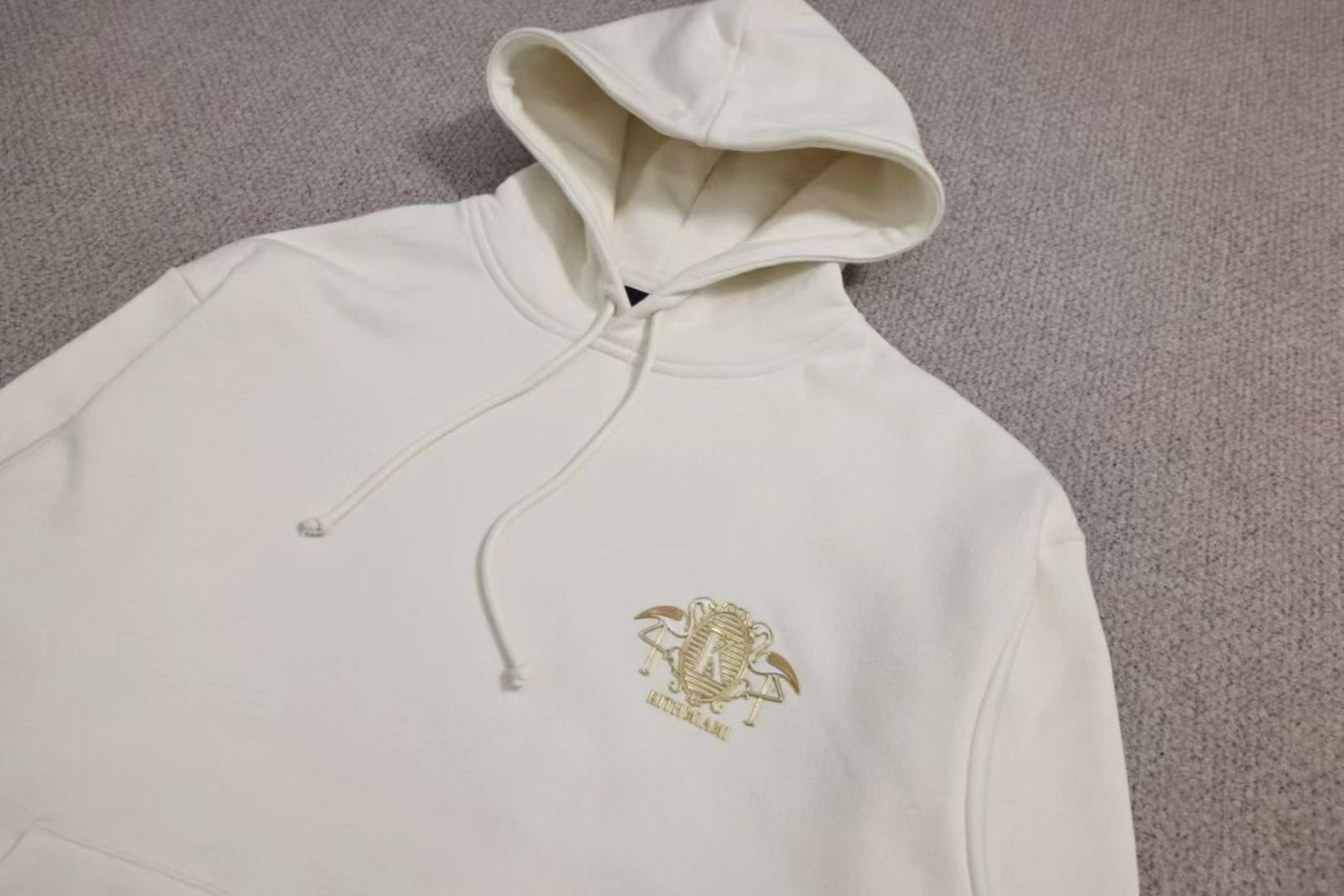 499💰（编号16）
正品随意鉴定
Kith MIAMI 限定连帽衫采用优质 450GSM 棉绒制成，下摆和袖口处有罗纹。它有一个可调节拉绳的风帽，前身有袋鼠口袋，正面有金色徽章  
全品相带吊 
Xs  胸围120    长67
S    胸围124    长67.5
M   胸围128    长68.5
L    胸围136    长71
XI   胸围142    长72
2X  胸围152    长73