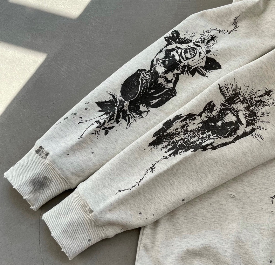 209💰（编号0031）
Saint Michael耶稣涂鸦泥染破坏复古做旧Vintage重磅高街抓绒圆领卫衣 男女同款

重磅抓绒水洗做旧破坏，纯手工手绘涂鸦+高端数码直喷印花，全三针五线包边工艺，潮咖男女上身帅爆了！定织定染原版450g抓绒面料， 搭配配套同色纯棉螺纹，上身舒适保暖有型，高级感十足！需要注意的是zp衣服底色市面上是对不到的，独家定织定染杏色混纱黑色（非市面纯杏色），再多次石磨水洗做旧工艺，领口袖口下摆衣身多处人工磨破，全副师傅手工手绘直喷印花，整件衣服工艺繁杂耗时费力，所有工艺里手工成本永远是最贵的，出货相当慢，现货把握住，经典的美式精工立体裁剪，重工三针五线全包边拼接工艺，宽松版型，百搭任何身材，小哥哥小姐姐日常出街搭配，非常好看的一款
Size: S  MＬXL
            肩宽      胸围      衣长
   S        58         122        71
   M       60         126        73
   L        62         130        75
  XL      64         134        77