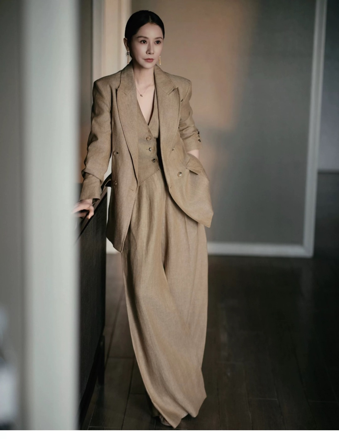 “High-End Quality Women’s Business Style Clothes Set with Packaging – Custom Order Available” - 图片 1