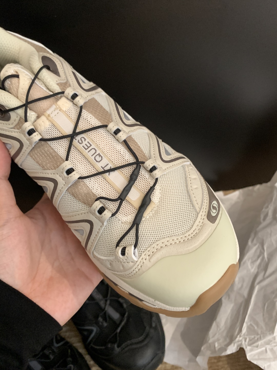 ▪️网面+橡胶拼接
▪️鞋型机能风设计

上脚舒适透气 顶级版本
又有颜值辨识度
又好看就是它了


