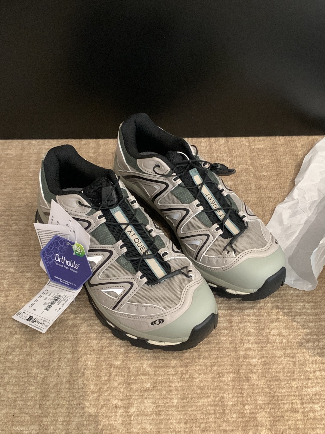 ▪️网面+橡胶拼接
▪️鞋型机能风设计

上脚舒适透气 顶级版本
又有颜值辨识度
又好看就是它了


