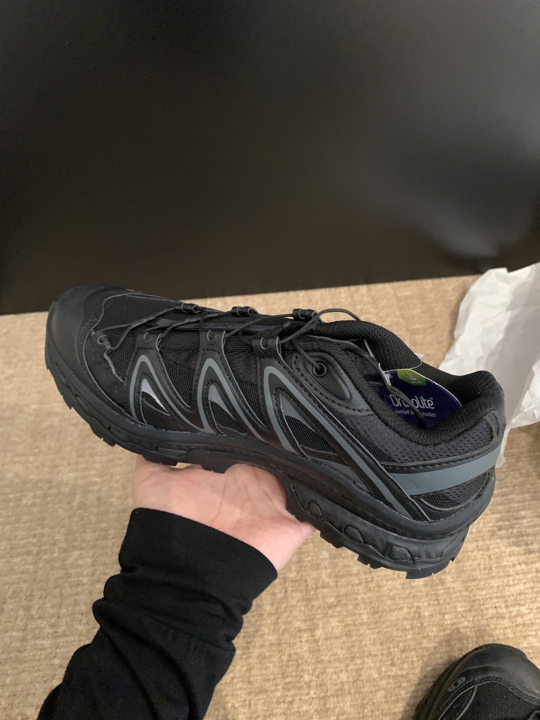 ▪️网面+橡胶拼接
▪️鞋型机能风设计

上脚舒适透气 顶级版本
又有颜值辨识度
又好看就是它了


