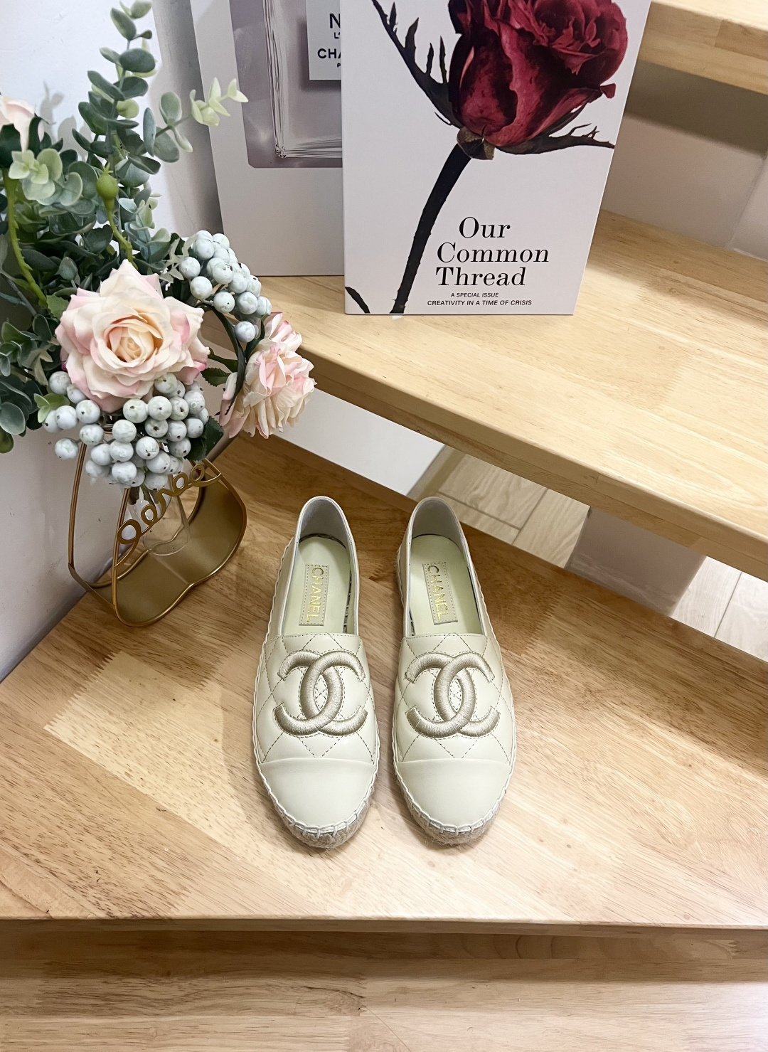 NO:228731,#New product [CHANEL Chanel] 25ss New early spring double C color combination sheepskin fisherman shoes Original development, authentic craftsmanship, hand-folded edges and sewed, pure hand-sewn mark thread, double C logo in the middle of the shoe is just right, simple and elegant!  The inner part is imported sheepskin, which is soft and comfortable to wear!  Original glue-injected translucent beef tendon primary color hemp bottom!  Detailed features - Classic splicing - Sheepskin - Casual style - Round head - Rubber outsole - 36-41, Fisherman's shoes, chanel, chanel, espadrilles, sheepskin19860909#新品【CHANEL香奈儿】 25ss 新款早春双c拼色 羊皮渔夫鞋 原版开发,正品工艺,手工折边后缝合,纯手工缝马克线,鞋正中间的双C logo点缀恰到好处,简约大方！内里采用进口绵羊皮,穿着柔软舒适！原版注胶半透明牛筋原色麻底！ 详细特征 -经典拼接 -羊皮 -休闲风格 -圆头 -橡胶大底 -36-41,渔夫鞋,chanel,chanel,espadrilles,sheepskin,Women's Shoes