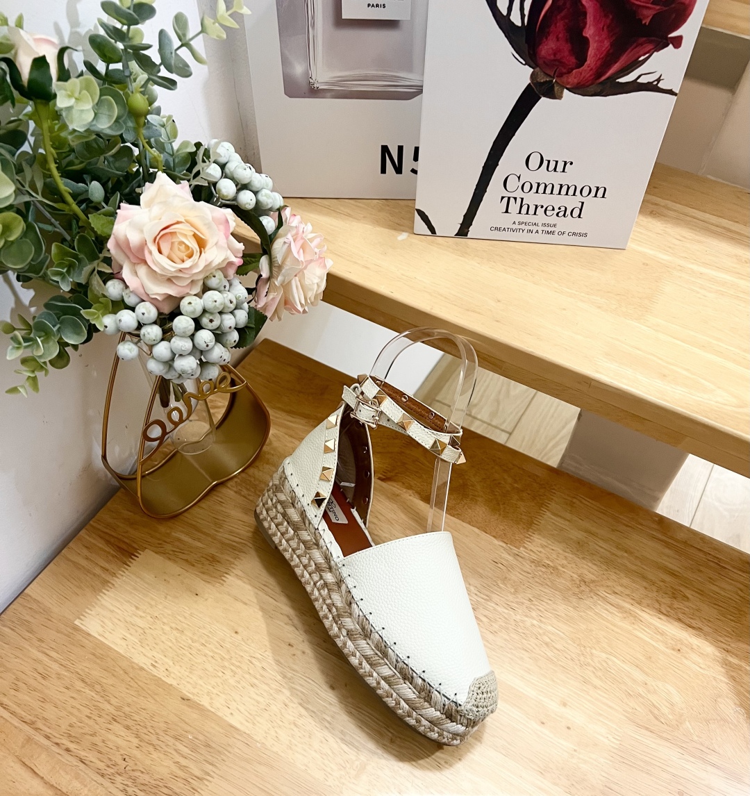 Valentino Garavani Espadrille Wedge Sandals with Studs 4 cmp i1739868270859 9279 0 1