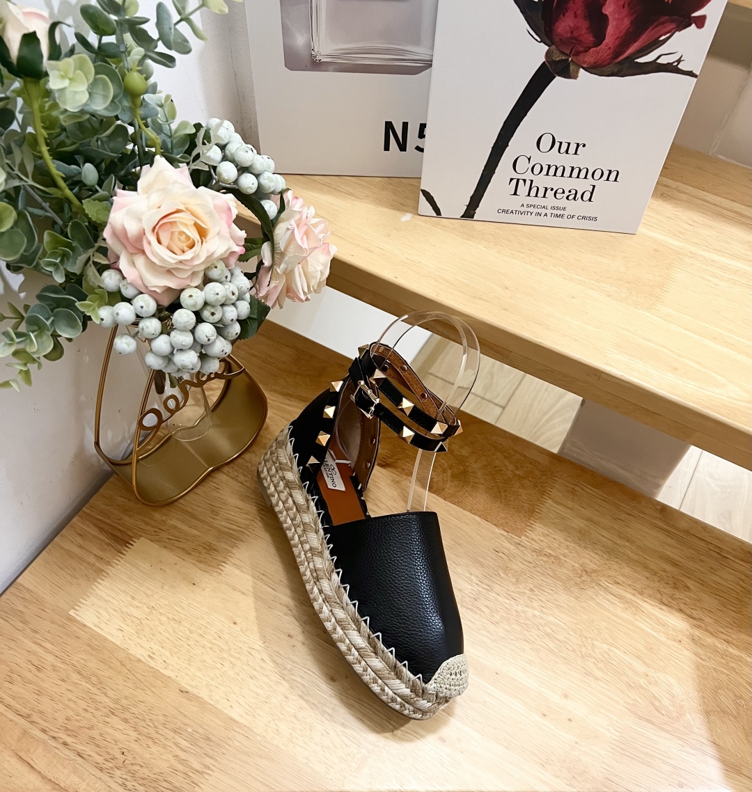 Valentino Garavani Espadrille Wedge Sandals with Roman Studs in Black Leather 4 cmp i1739868279989 4413 0 1