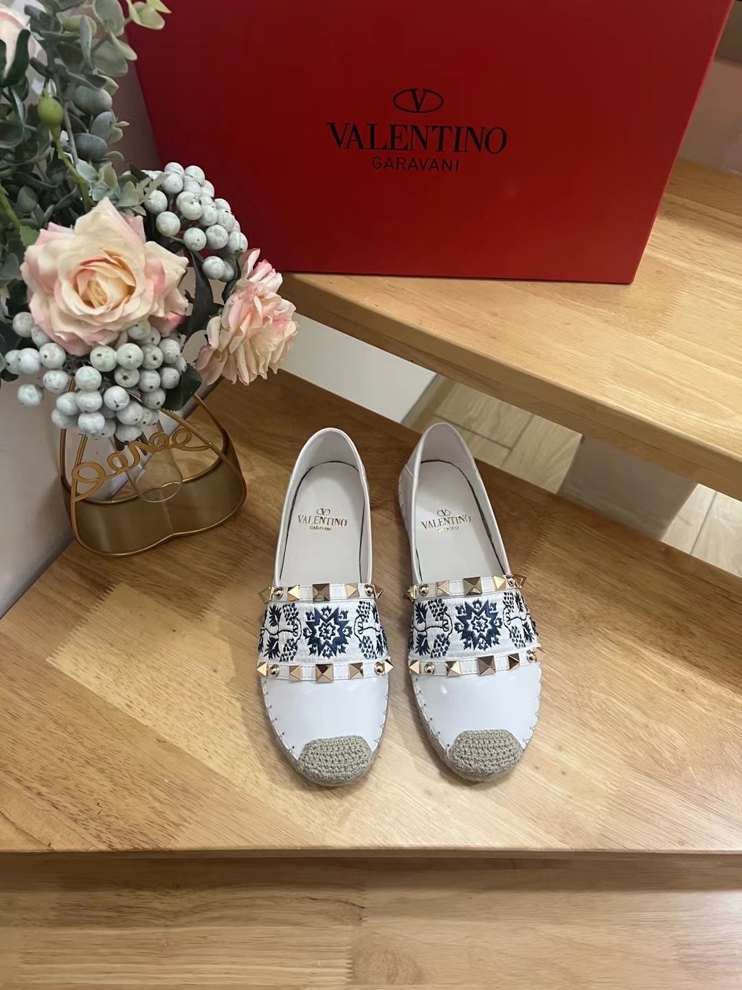 Valentino Garavani Embroidered VLogo Espadrille Flats in White Leather 3 cmp i1740130164028 8197 0 0