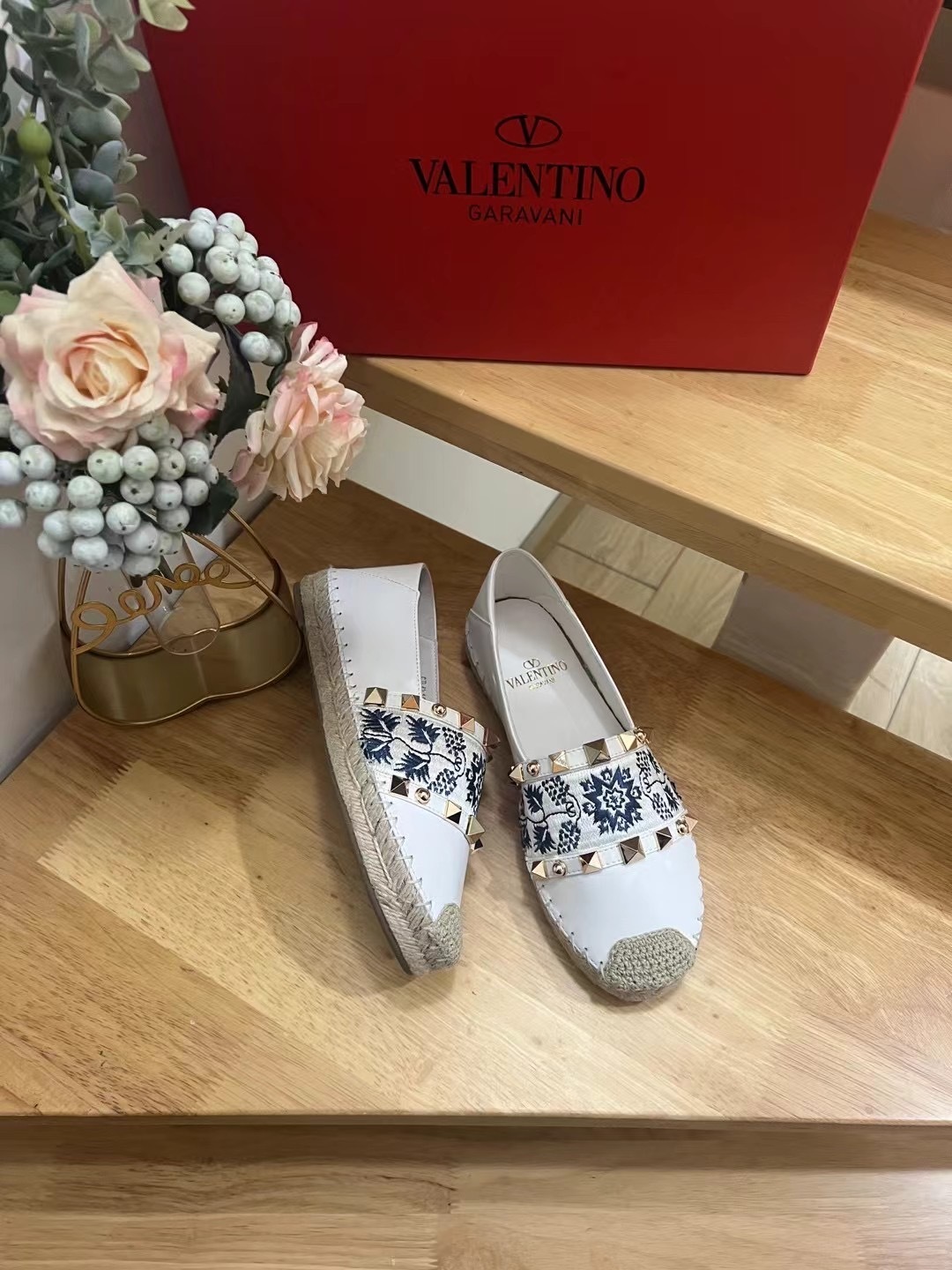 Valentino Garavani Embroidered VLogo Espadrille Flats in White Leather 7 cmp i1740130165171 7772 0 4