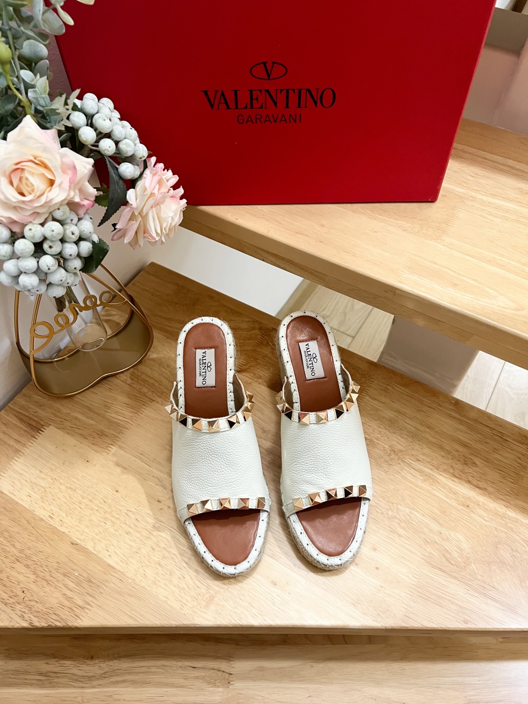 Valentino Garavani White Leather Wedge Sandals with Rockstud Embellishments 3 cmp i1741160110687 6668 0 0