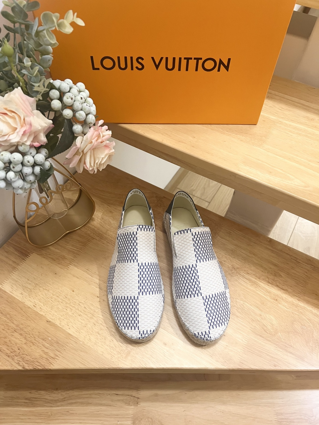 NO:228699,Women's model Lv/Louis Vuitton, top-level purchasing agent, highest version, counter 25ss early spring new straw weaving women, mixed material letter fisherman shoes series, popular single shoes, beautiful on the feet. Buy the authentic original build. Authentic top-level product version!  Genuine number 053 [Material] 1 The upper is made of imported top-grade mixed materials and is very comfortable!  2 The inner and foot pads of water dyed sheepskin are shining and dazzling, and the feet feel so good!  3 original transparent rubber outsole. 4 color white. 5 women's model 36-45, fisherman's shoes, louis vuitton, louis vuitton, espadrilles, espadrilles, sheepskin19860909女款 男款  Lv/路易威登,顶级代购货,最高版本 专柜25ss早春新款草编女士、混合材质字母渔夫鞋系列, 爆款单鞋,上脚很美. 购入正品原版build. 正品级顶级货版本！ 正品编号053【材质】 1鞋面采用进口顶级混合材料十分舒适！ 2水染羊皮内里和垫脚、闪耀夺目、脚感好到爆！ 3原厂透明橡胶大底. 4颜色白色. 5女款36-45,渔夫鞋,louis vuitton,louis vuitton,espadrilles,espadrilles,sheepskin,Women's Shoes