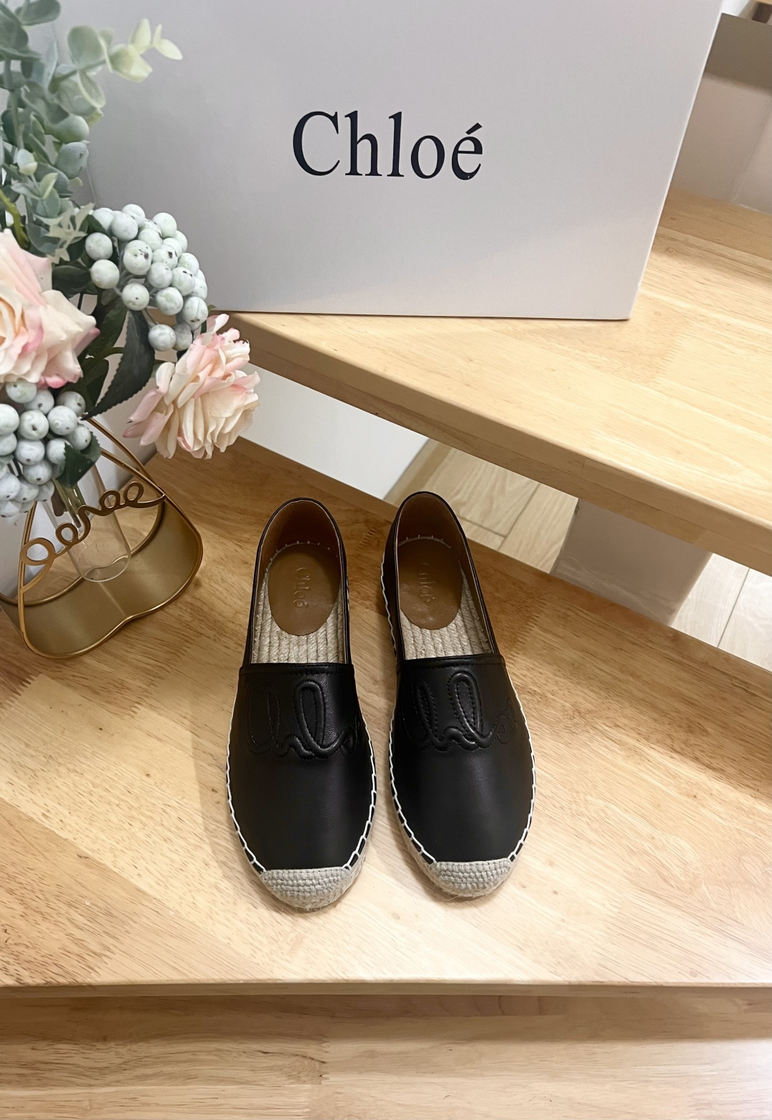NO:228687,Brand: chloe Product name: CHLO Women's casual shoes Color: black, white Origin: Spain Size 36-41 Applicable people: Women, fisherman shoes, chloe, loewe, espadrilles19860909品牌:chloe 品名:CHLO 女士休闲鞋 颜色:黑色,白色 产地:西班牙 码数36-41 适用人群:Women,渔夫鞋,chloe,loewe,espadrilles,Women's Shoes