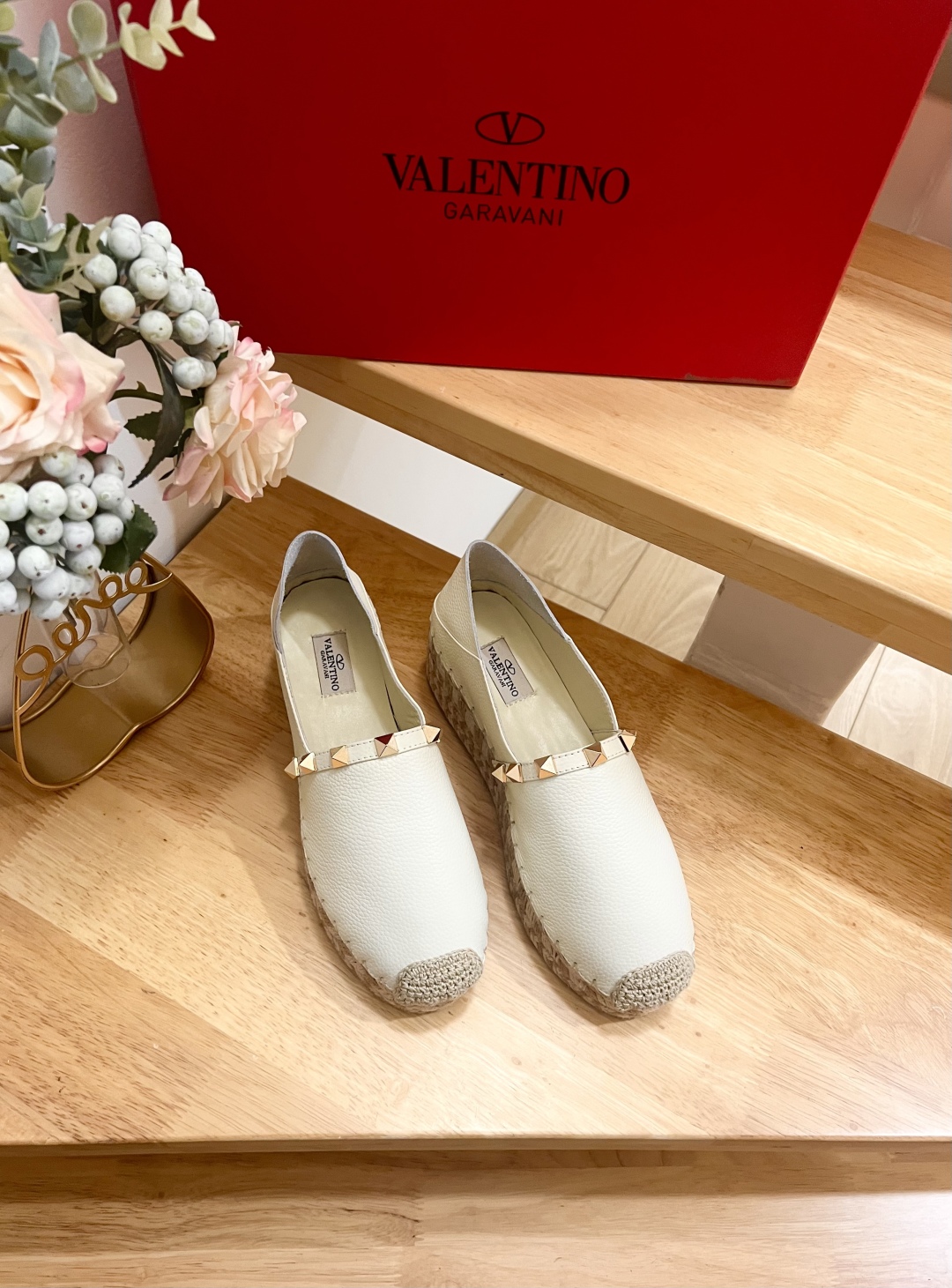Valentino Garavani Espadrilles in White Leather with Gold Rockstuds 7 cmp i1742022242169 8969 0 5