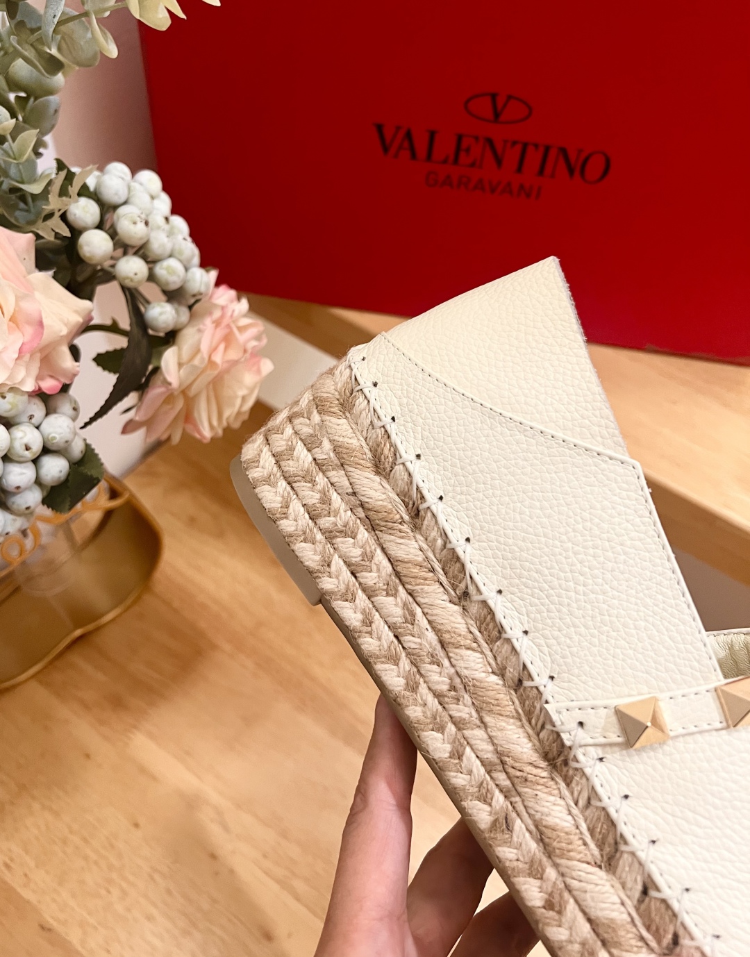 Valentino Garavani Espadrilles in White Leather with Gold Rockstuds 9 cmp i1742022246486 265 0 7