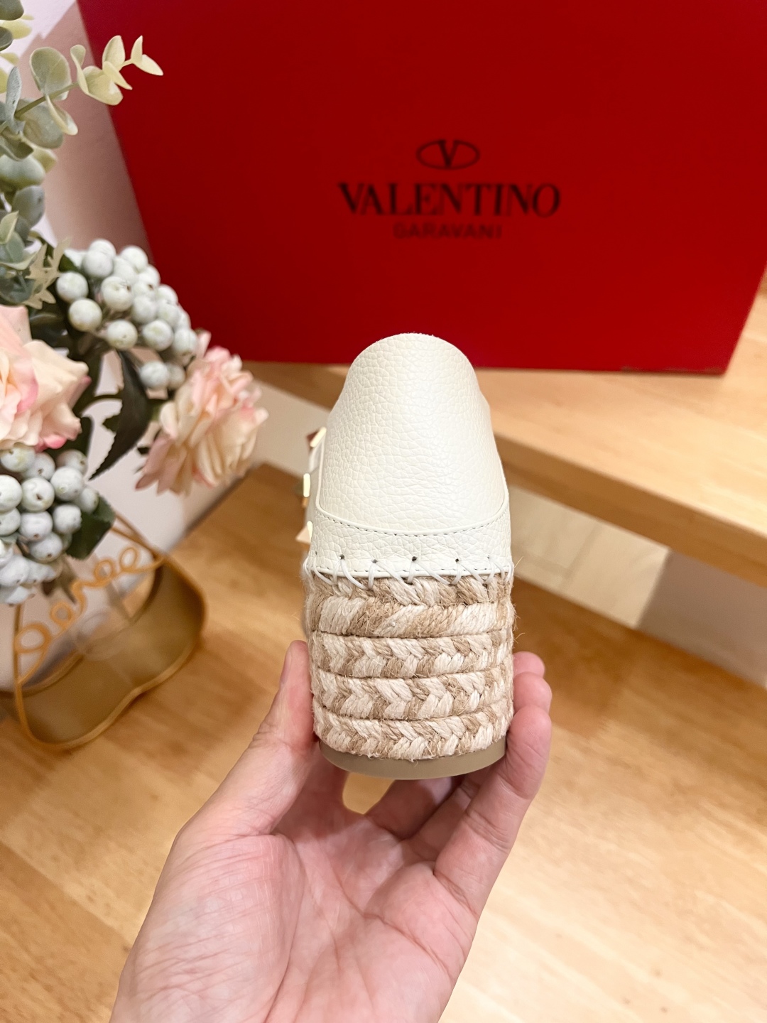 Valentino Garavani Espadrilles in White Leather with Gold Rockstuds 10 cmp i1742022258496 9667 0 8