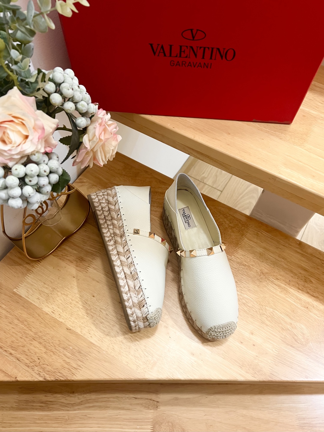 Valentino Garavani Espadrilles in White Leather with Gold Rockstuds 6 cmp i1742022263809 5542 0 4