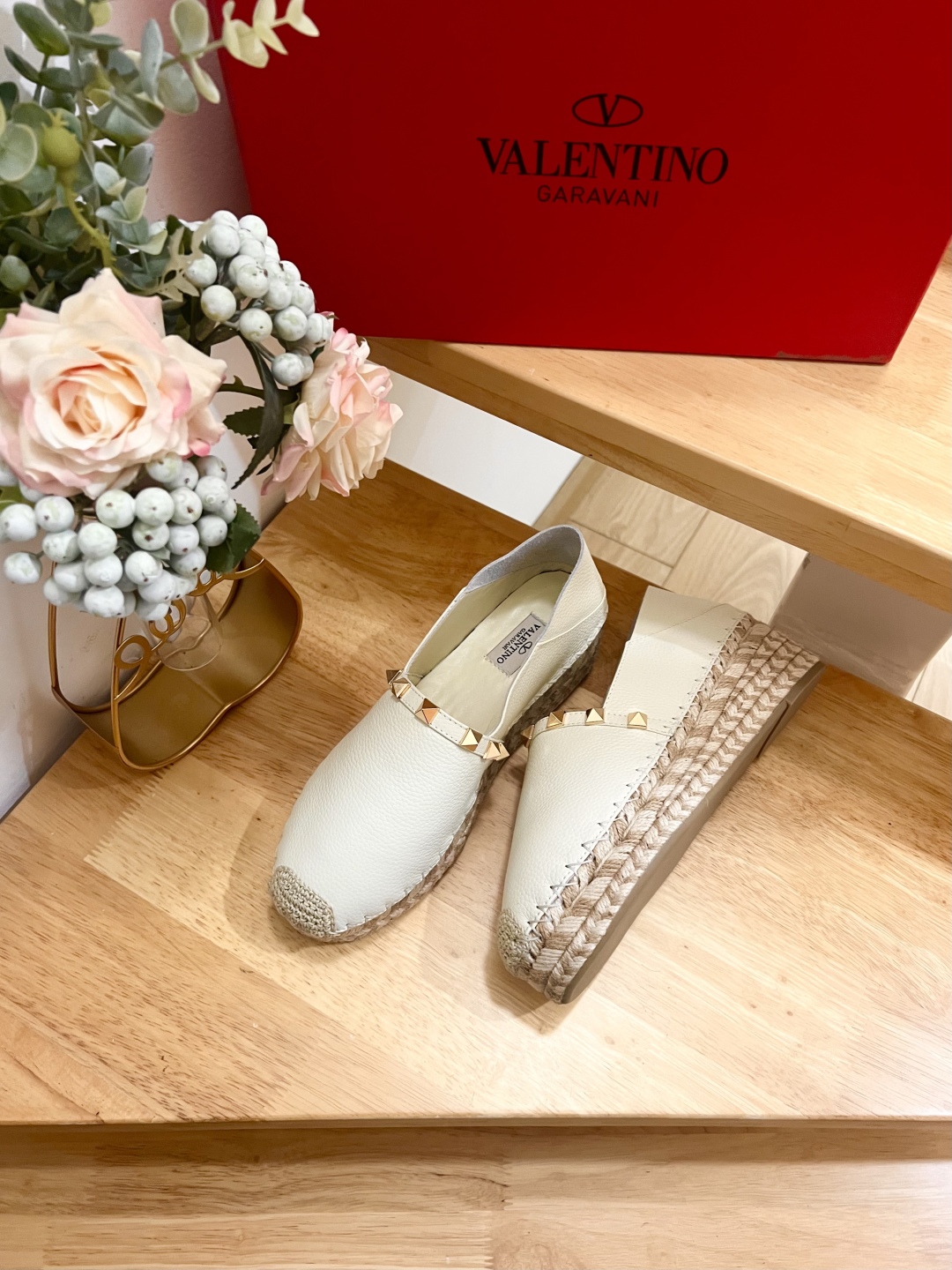 Valentino Garavani Espadrilles in White Leather with Gold Rockstuds 2 cmp i1742022267628 3857 0 3