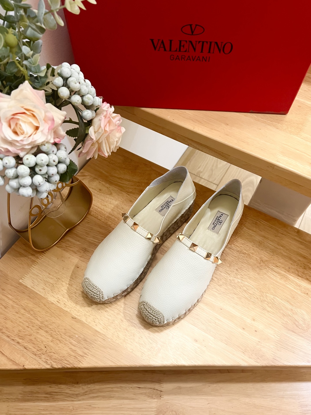 Valentino Garavani Espadrilles in White Leather with Gold Rockstuds 8 cmp i1742022270173 9144 0 6