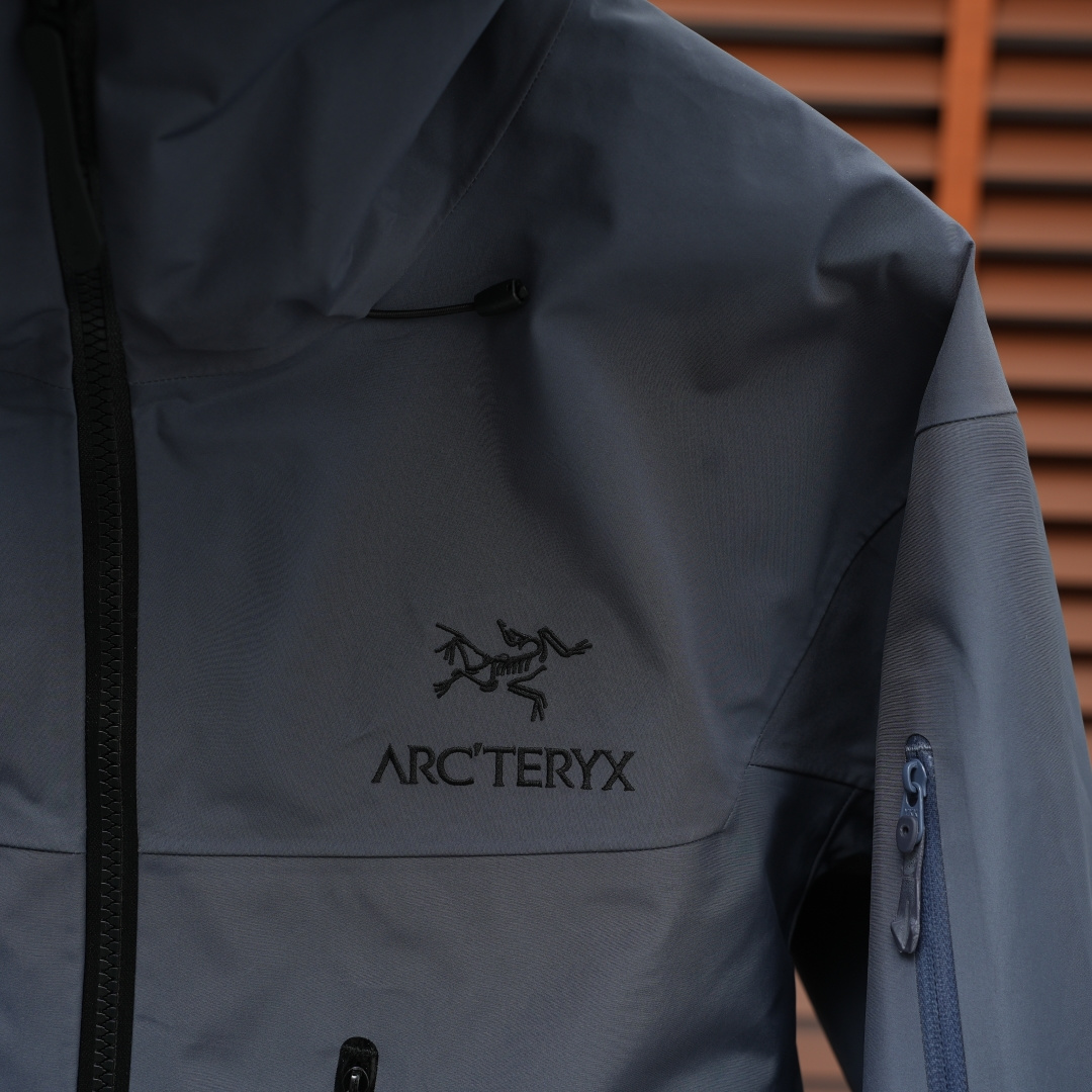 烟灰色 始祖鸟 | ARC'TERY Alpha SV7 硬壳冲锋衣HH 𝐒𝐢𝐳𝐞:𝐒 𝐌 𝐋 𝐗𝐋 𝐗𝐗𝐋 产品配 烟灰色 始祖鸟 | ARC'TERY Alpha SV7 硬壳冲锋衣HH 𝐒𝐢𝐳𝐞:𝐒 𝐌 𝐋 𝐗𝐋 𝐗𝐗𝐋 产品配